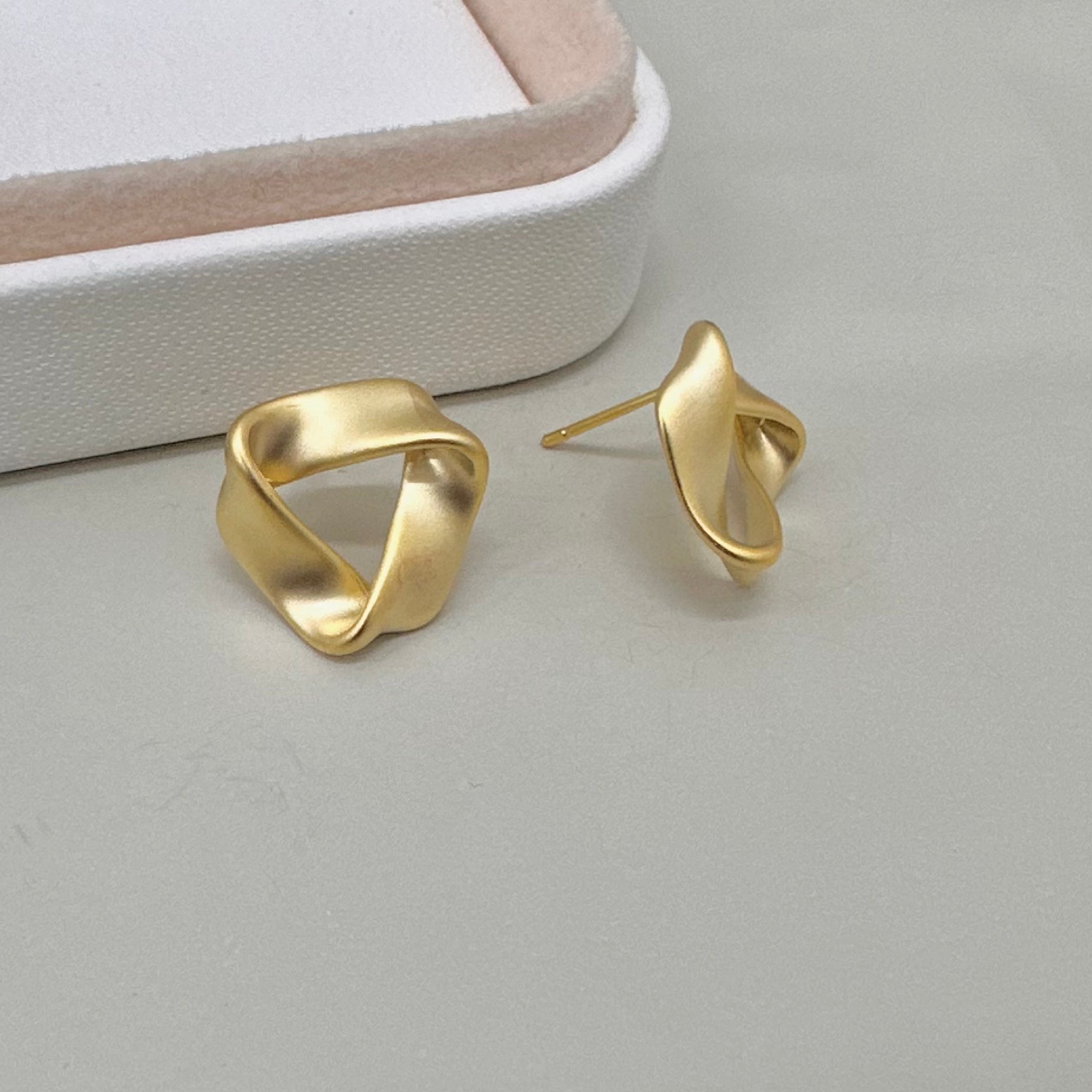 AROS BAÑO DE ORO | TRIANGULO TRIDIMENCIONAL PERLADO | 17MM X 16MM