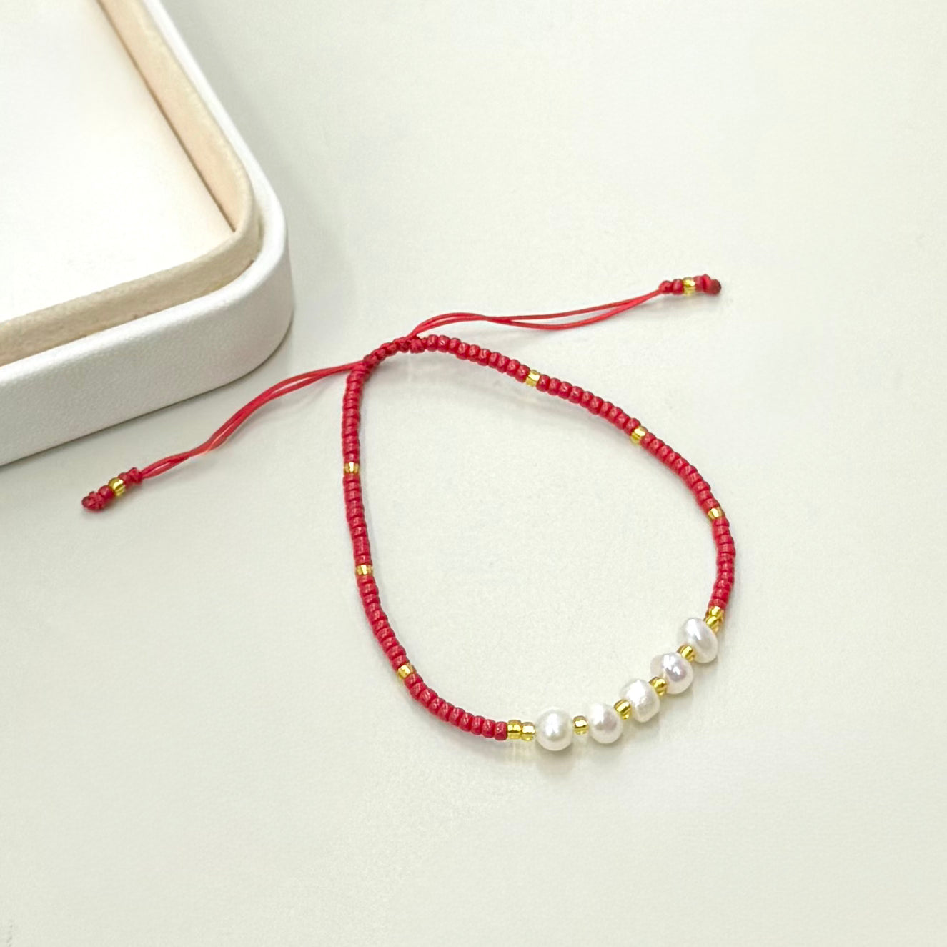 PULSERA ROJA Y PERLA DE RIO | LUNAM