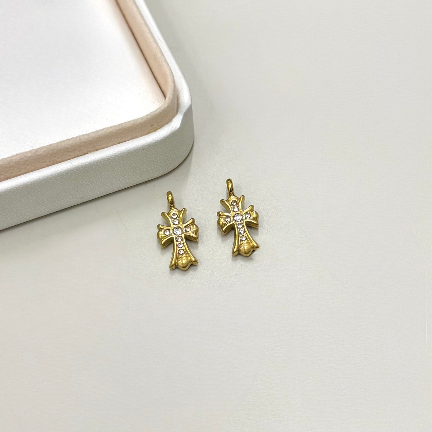 COLGANTE RELIGIOSO | CRUZ Y CIRCONES | BAÑO DE ORO