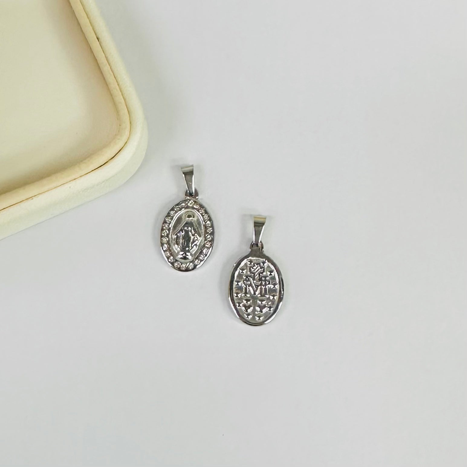COLGANTE RELIGIOSO | MEDALLA OVAL VIRGEN