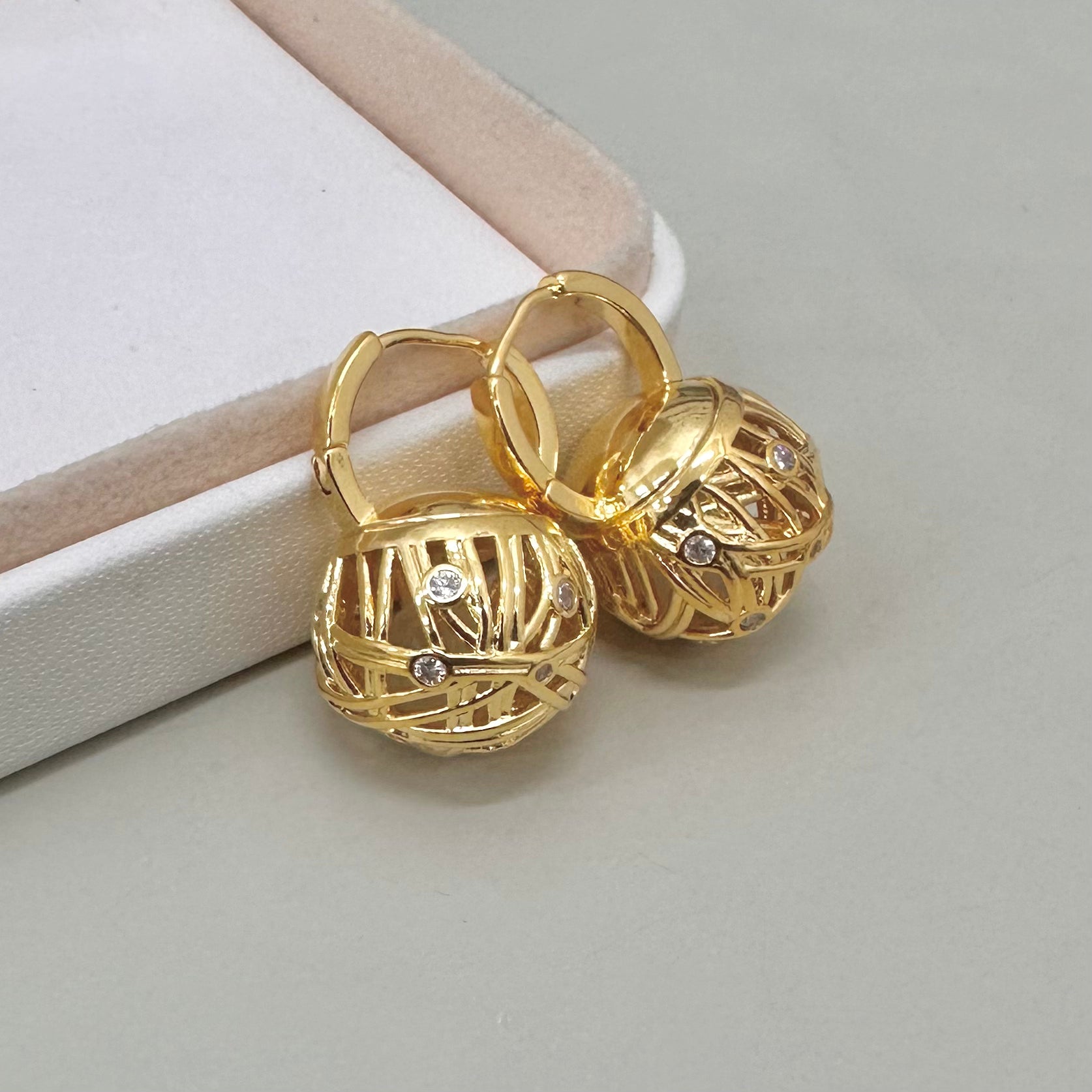 AROS BAÑO DE ORO | ESFERA COLGANTE CASCABEL | 28MM X 20MM