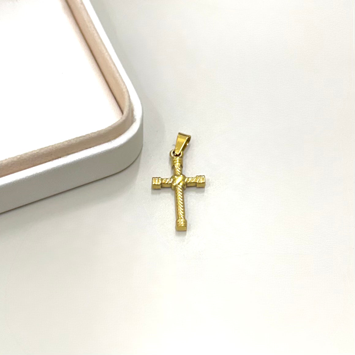 COLGANTE RELIGIOSO | CRUZ DISEÑO TRENZADO