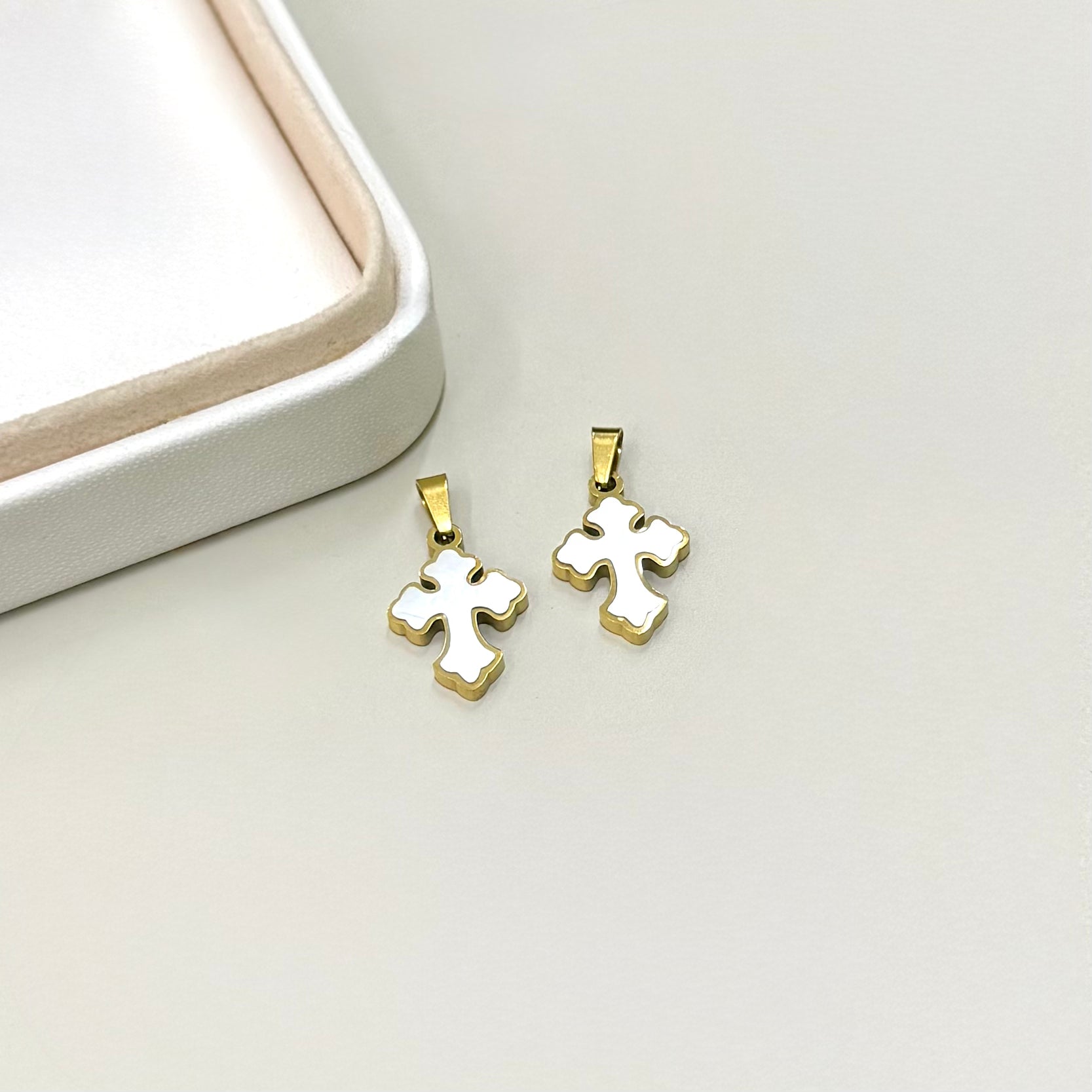 COLGANTE RELIGIOSO | CRUZ BLANCA ESMALTADA | BAÑO DE ORO