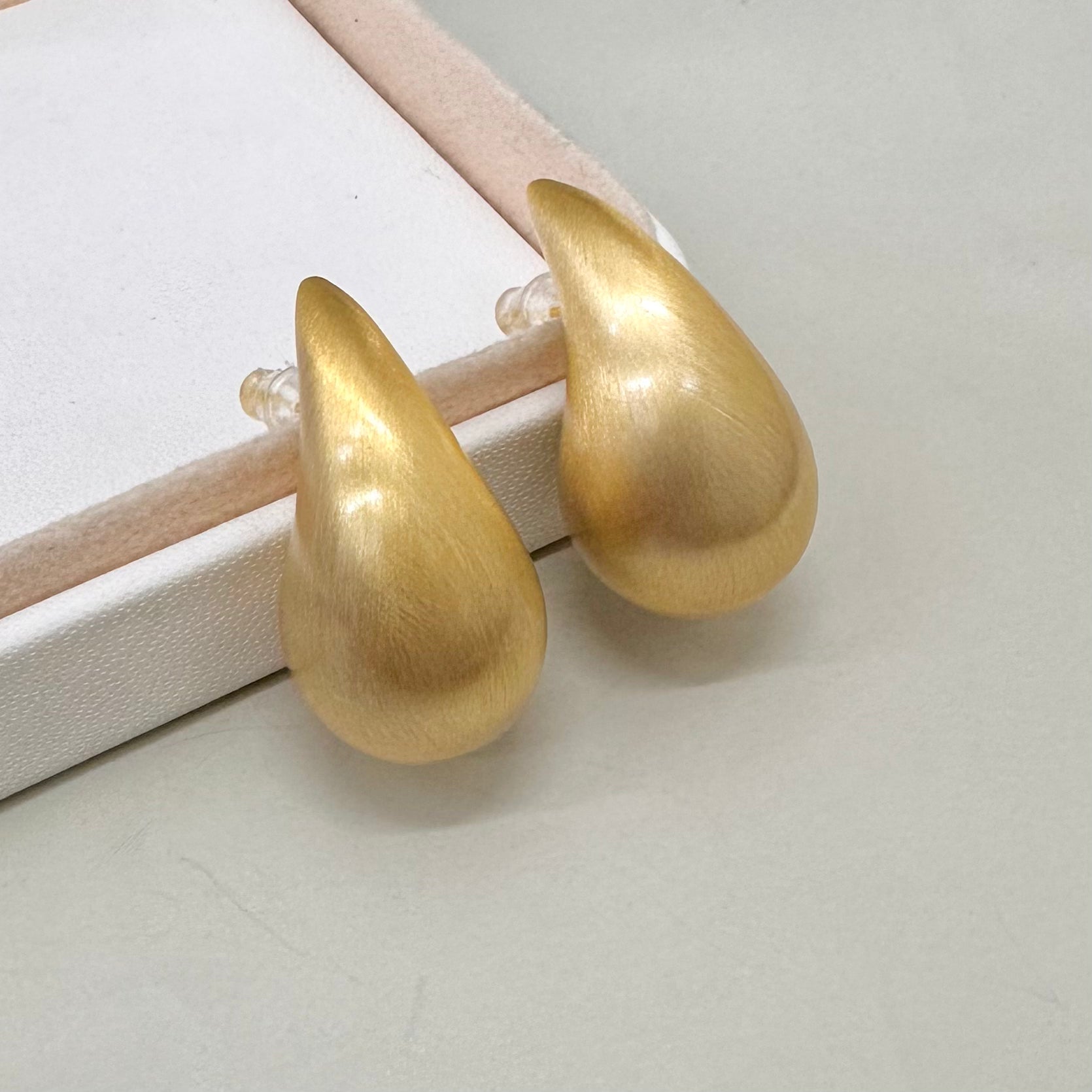 AROS BAÑO DE ORO | GOTA CURVA PERLADA | 35MM X 16MM