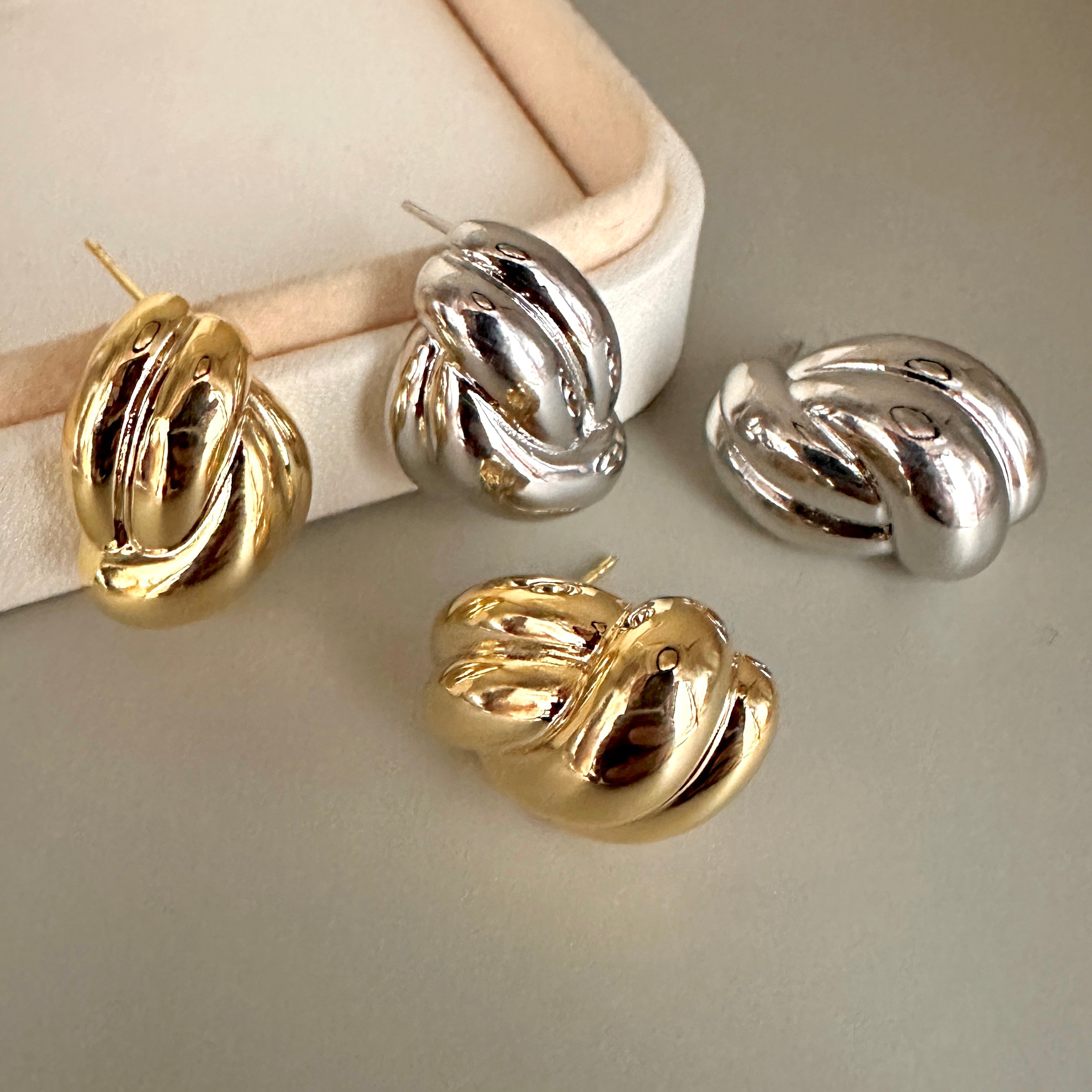 AROS | CUATRO LINEAS