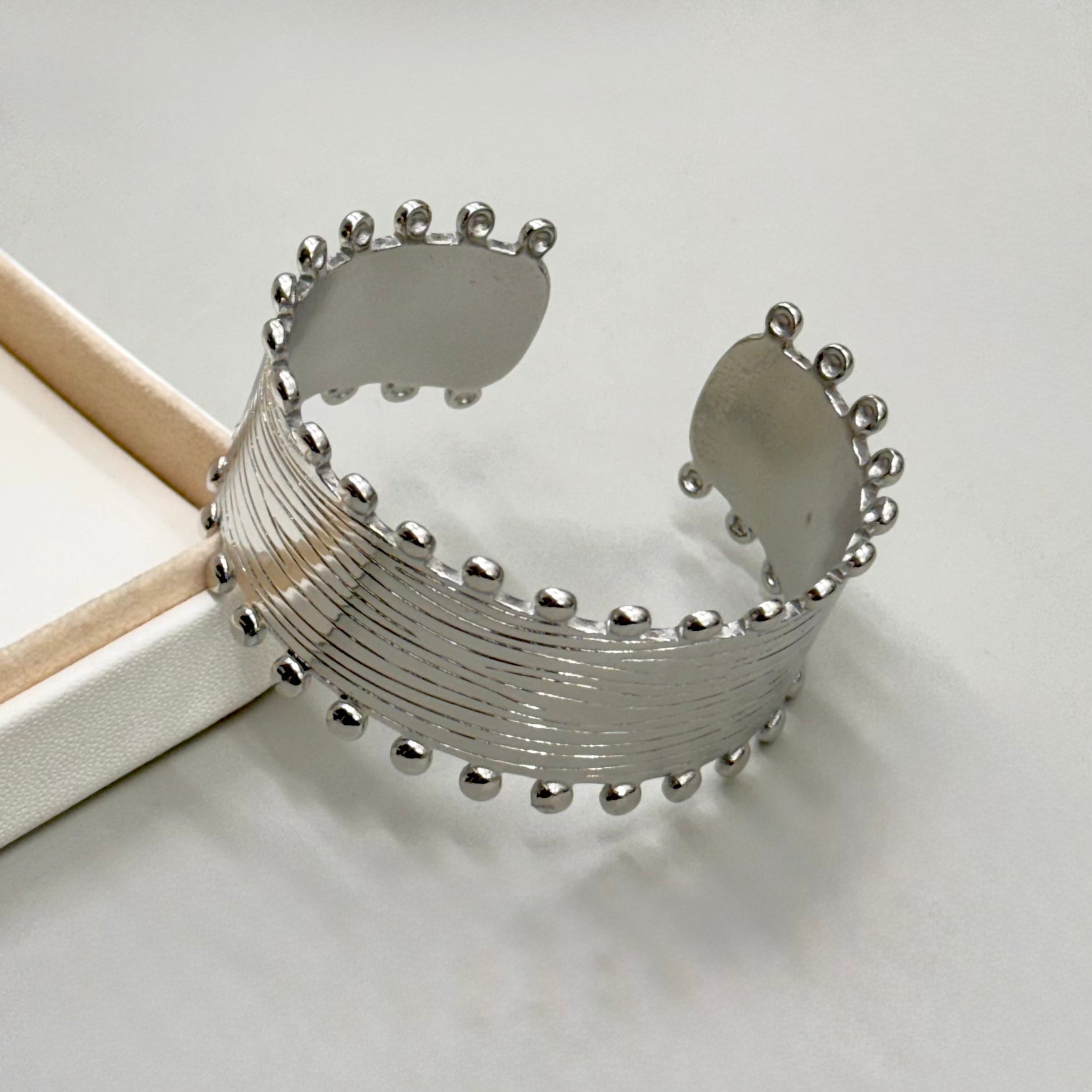 PULSERA RIGIDA | DISEÑO CENTRAL Y CIRCULOS BORDE