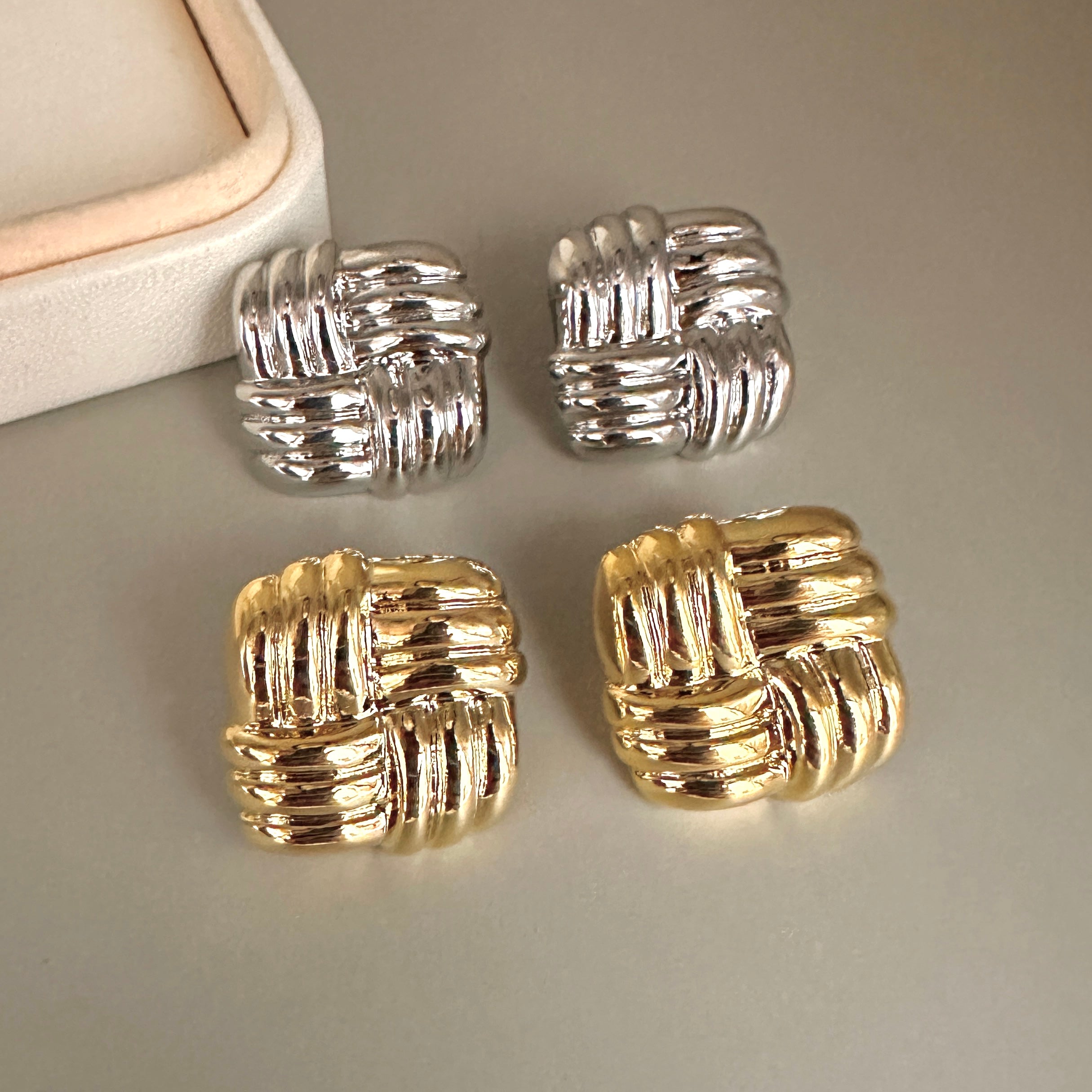 AROS | CUADRADO CON LINEAS