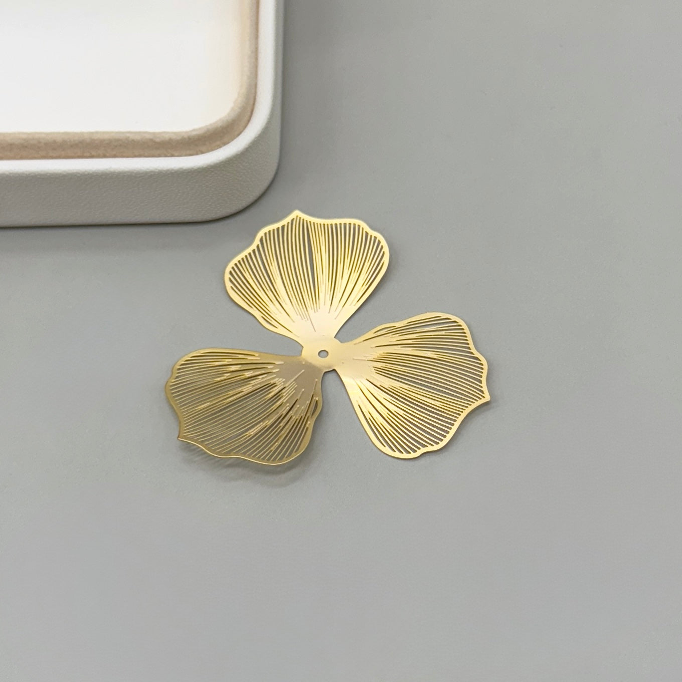 COLGANTE | FLOR TRES PETALOS | 1 UND