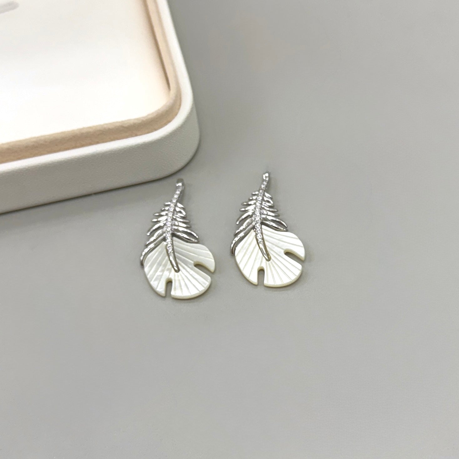 COLGANTE  | PLUMA CON NACAR | 1 UND