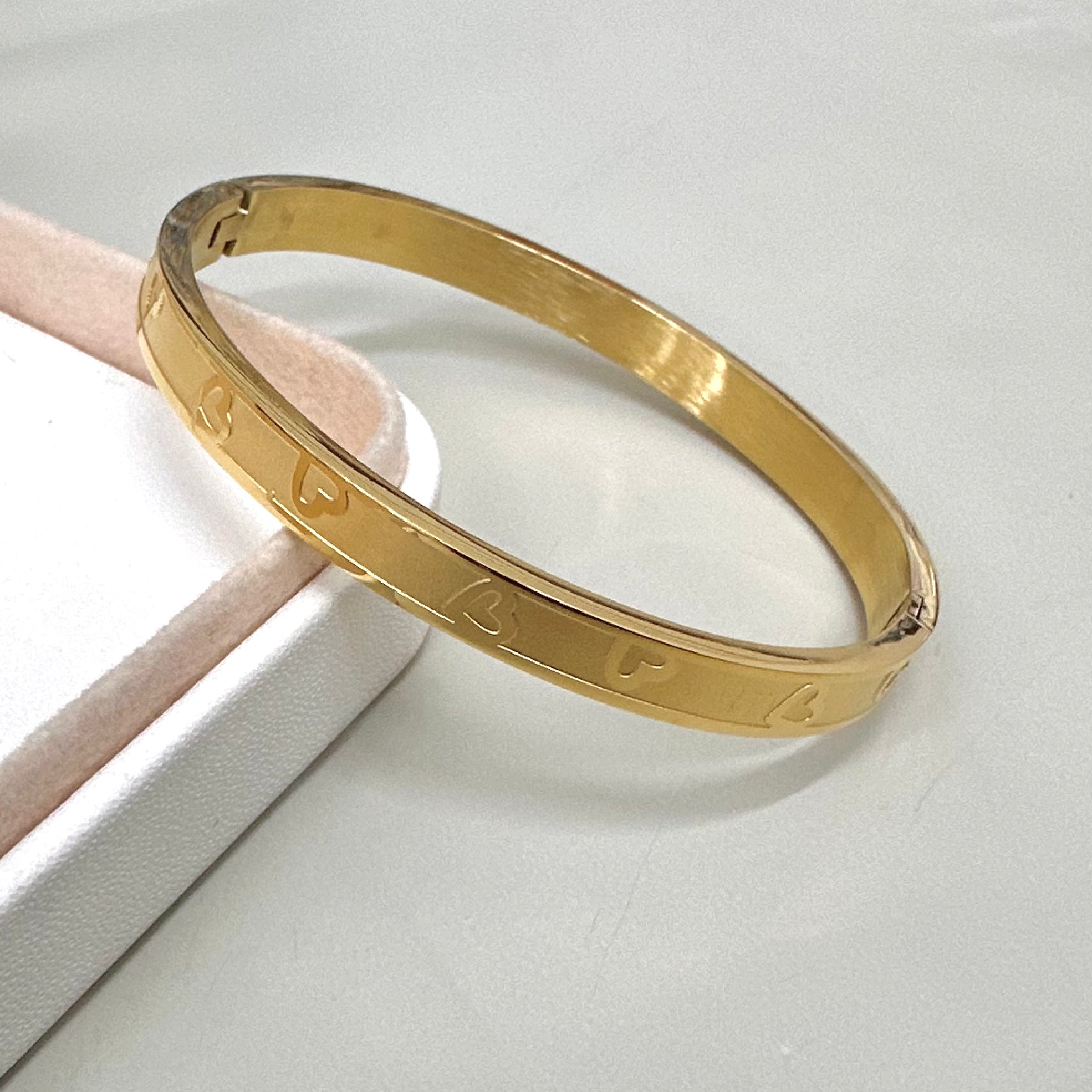 PULSERA RIGIDA | GRABADO CORAZON BRILLO