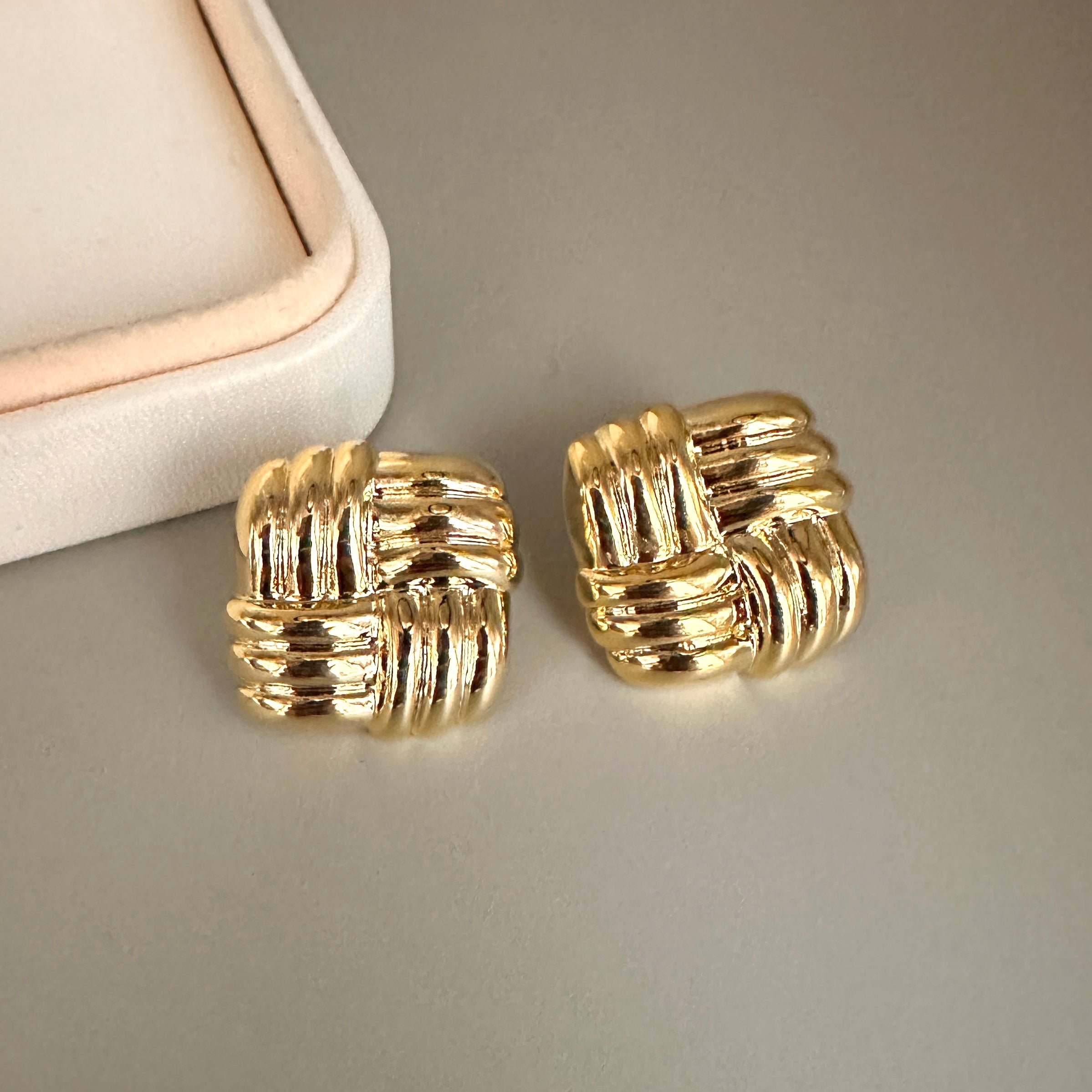 AROS | CUADRADO CON LINEAS