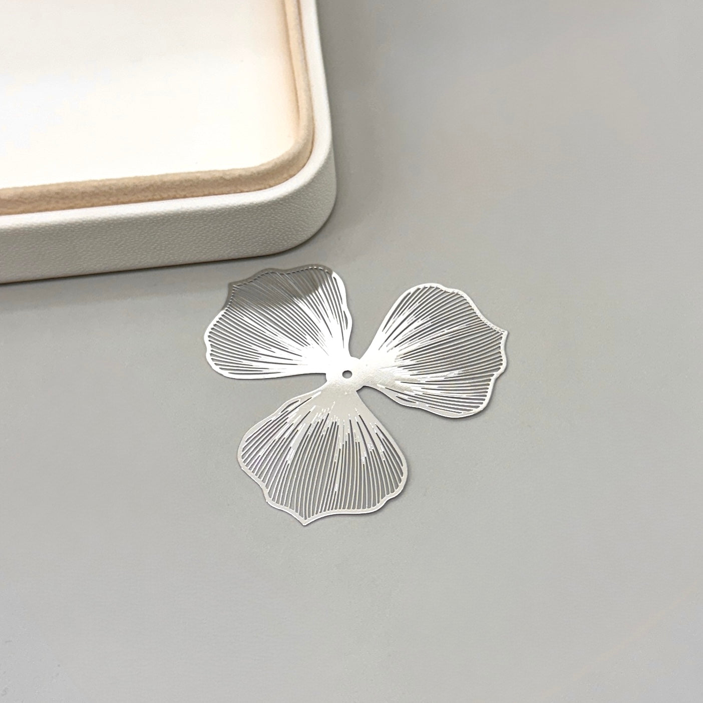 COLGANTE | FLOR TRES PETALOS | 1 UND