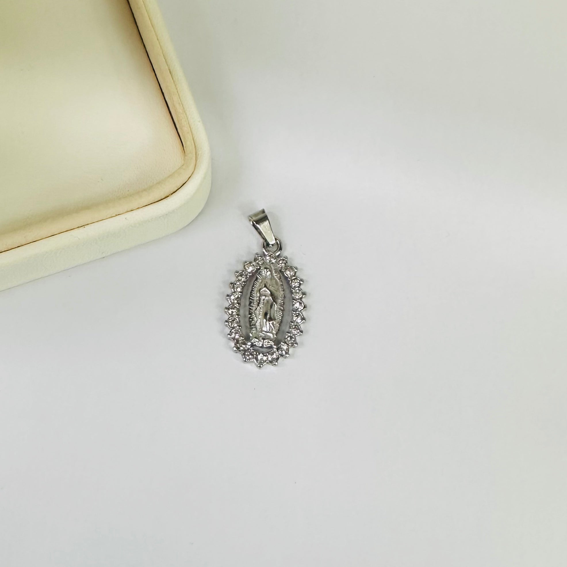 COLGANTE RELIGIOSO | VIRGEN DE GUADALUPE HALO FLORAL