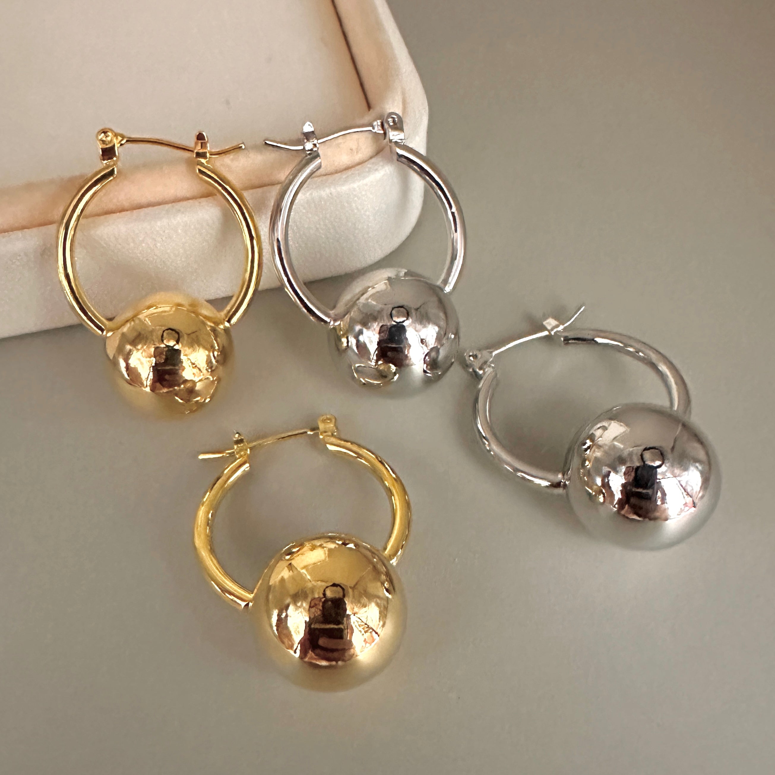 AROS | ARGOLLA CON ESFERA CENTRAL