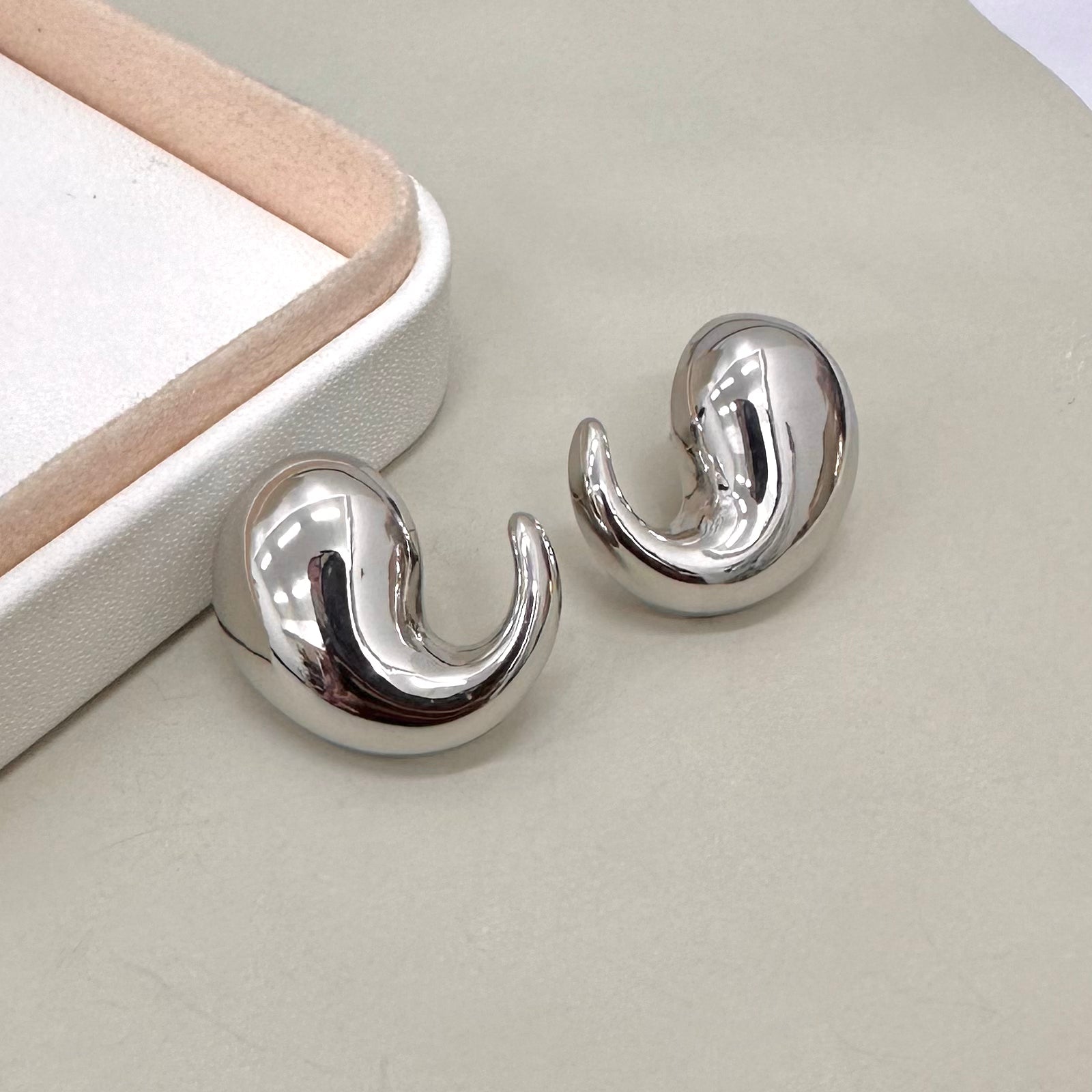 AROS BAÑO DE ORO | GOTA CURVA LISA | 25MM X 15MM