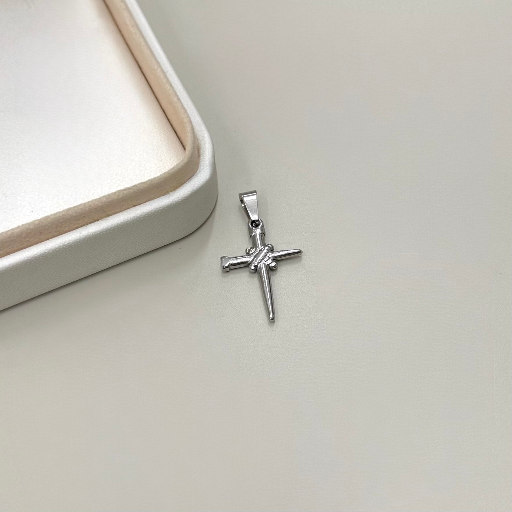 COLGANTE RELIGIOSO | CRUZ DOS CLAVOS