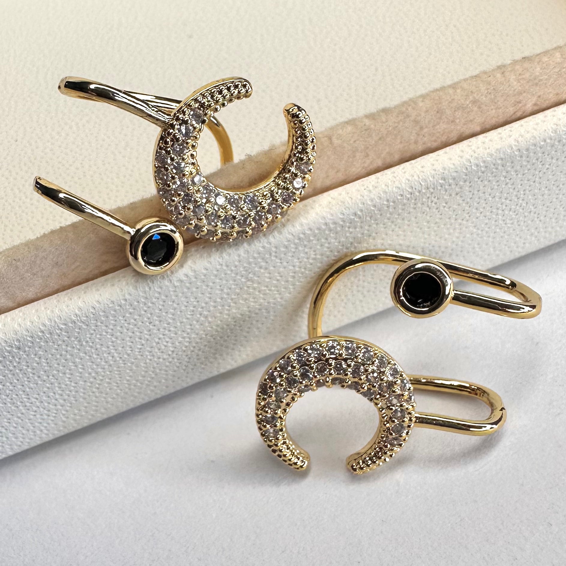 EAR CUFF LUNA Y CIRCONITAS | BAÑO DE ORO 18K | 17MM