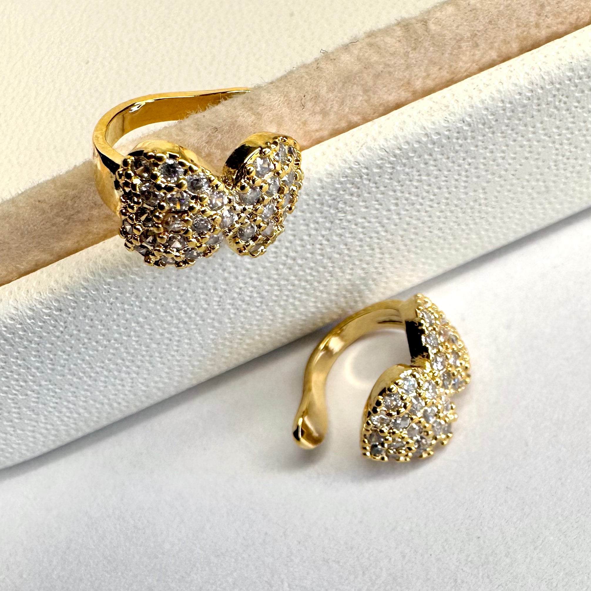 EAR CUFF DOS CORAZONES Y CIRCONITAS | BAÑO DE ORO 18K | 8MM