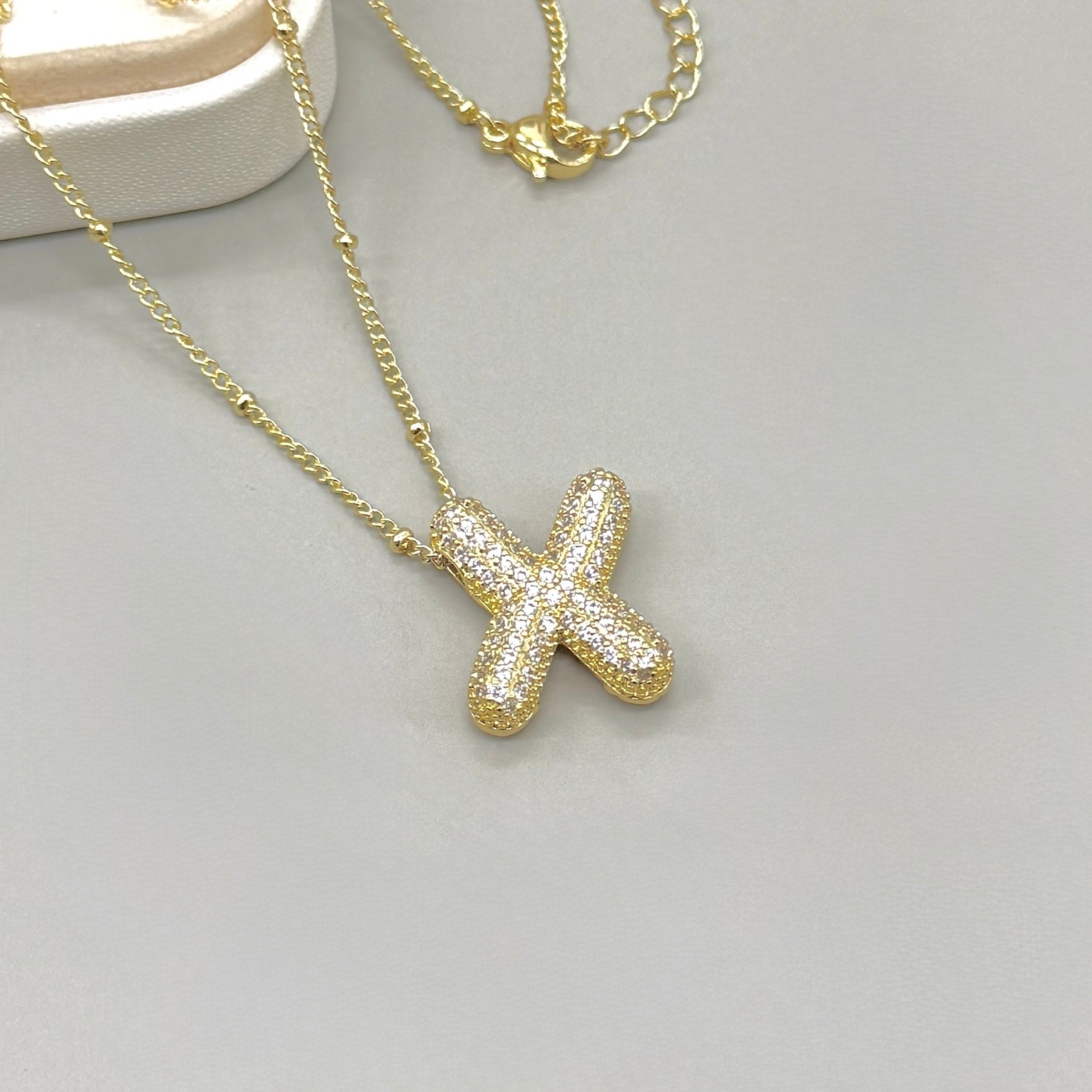 COLLAR | CADENA CON BOLITA Y LETRA