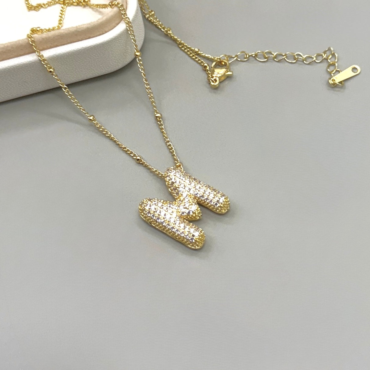 COLLAR | CADENA CON BOLITA Y LETRA