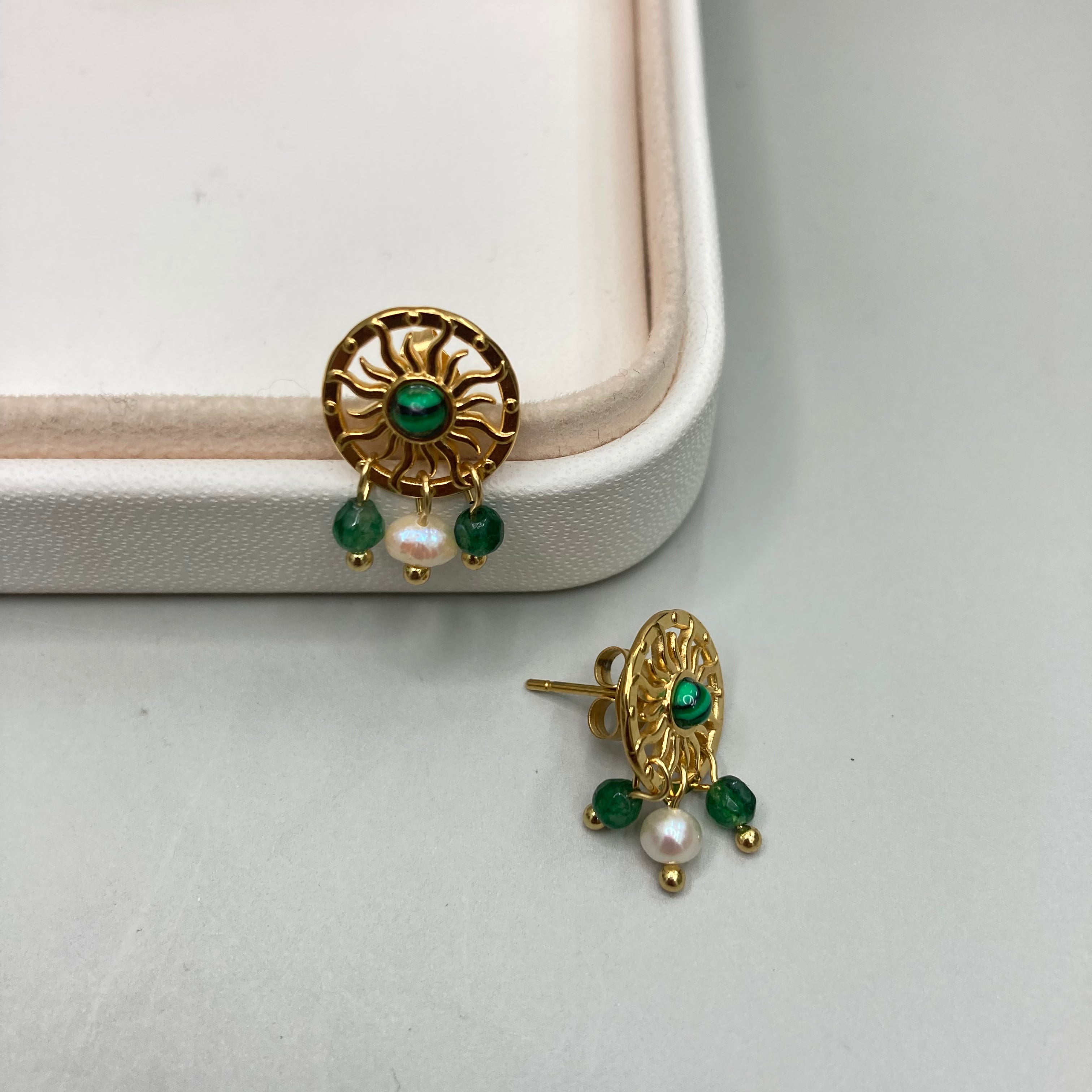 AROS | SOL CON PERLAS Y PIEDRAS COLGANTES
