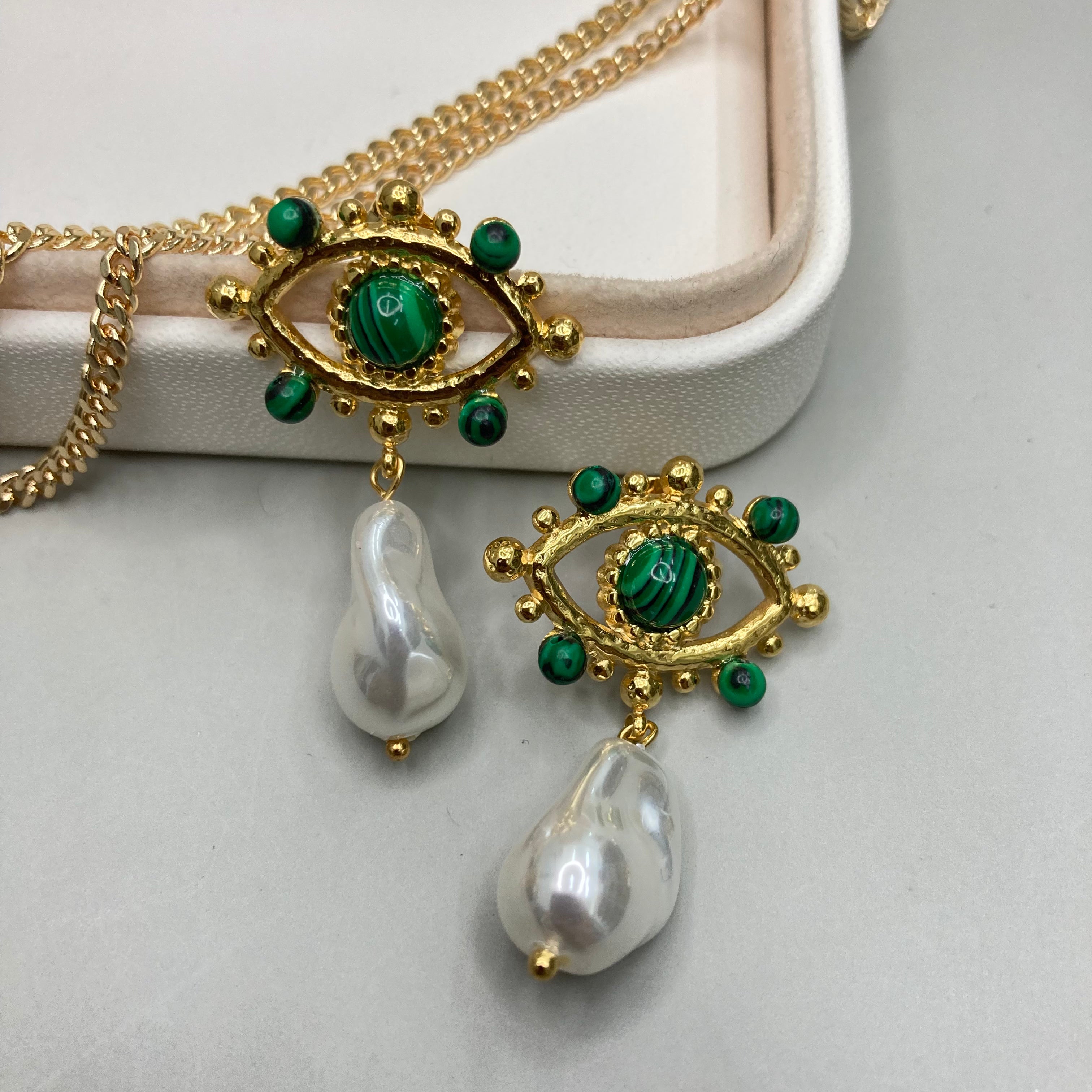 AROS | DISEÑO DE OJO CON PIEDRAS Y PERLA COLGANTE