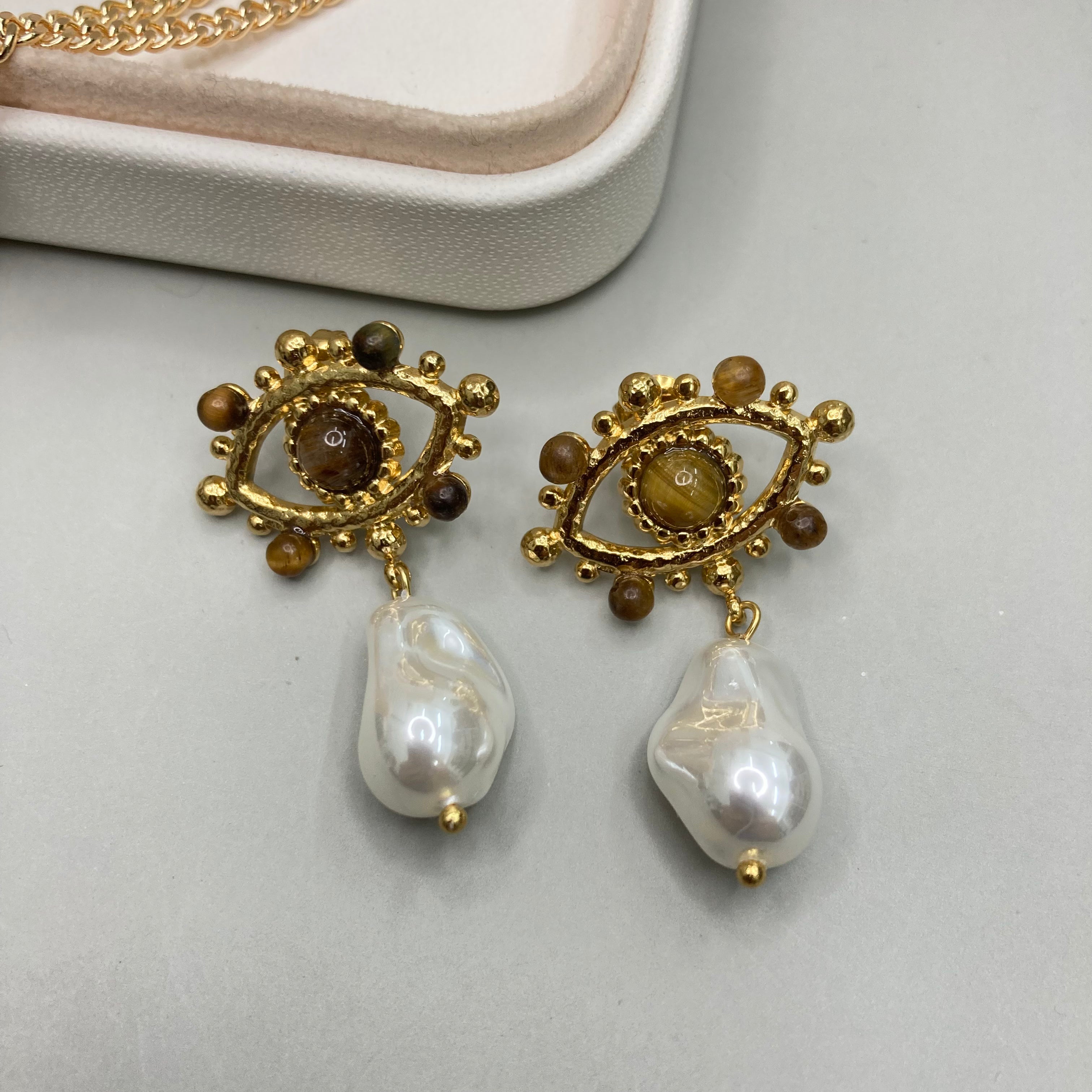 AROS | DISEÑO DE OJO CON PIEDRAS Y PERLA COLGANTE