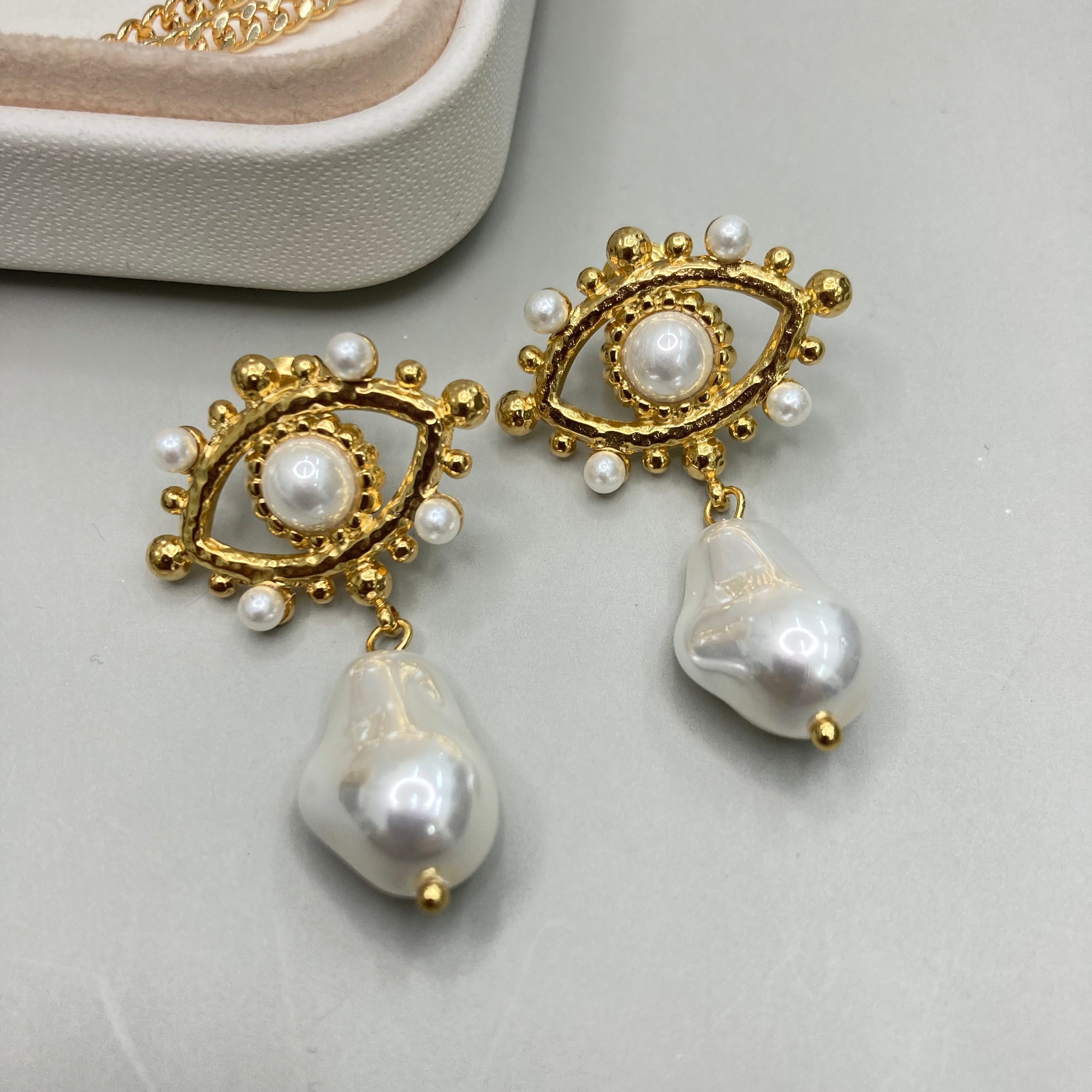 AROS | DISEÑO DE OJO CON PIEDRAS Y PERLA COLGANTE