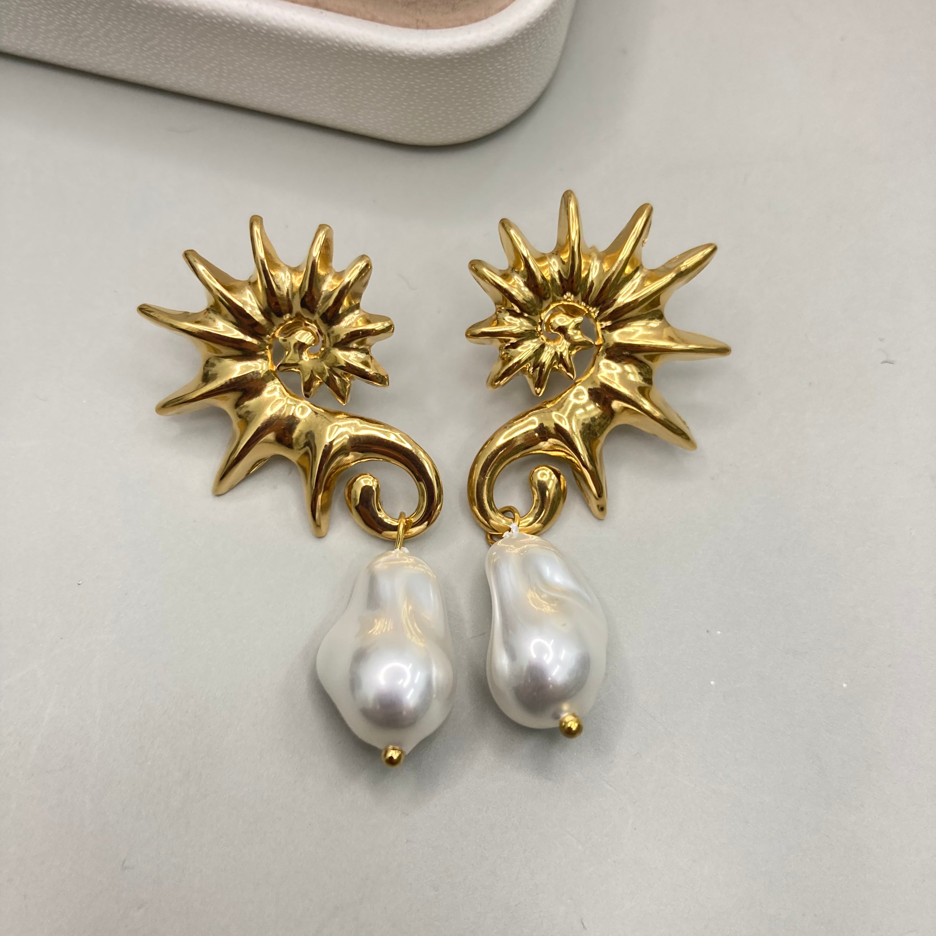 AROS | CABALLITO DE MAR CON COLGANTE DE PERLA