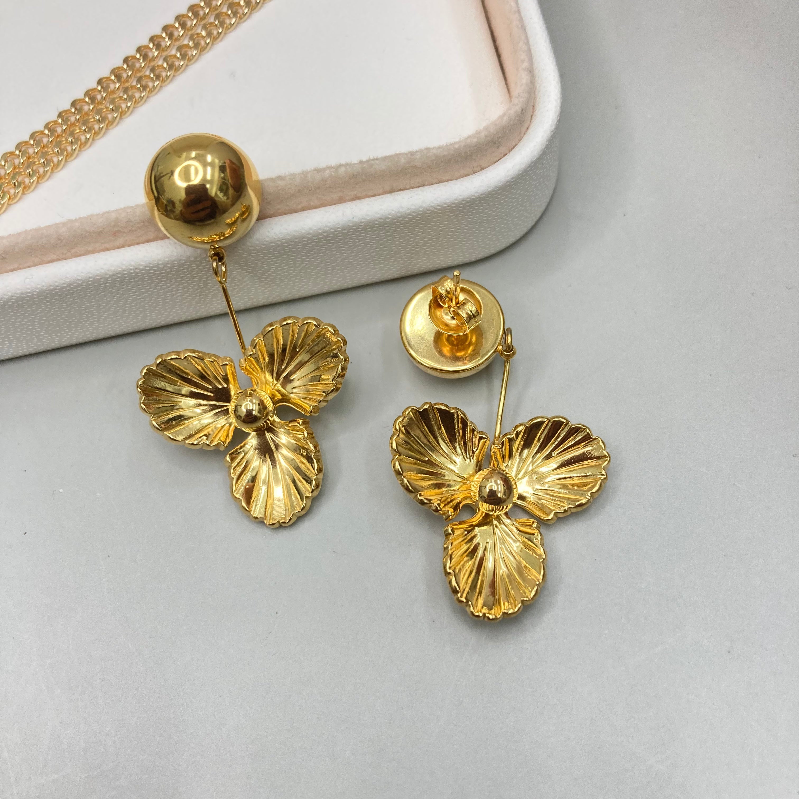 AROS | SEMIESFERA CON COLGANTE DE HOJAS
