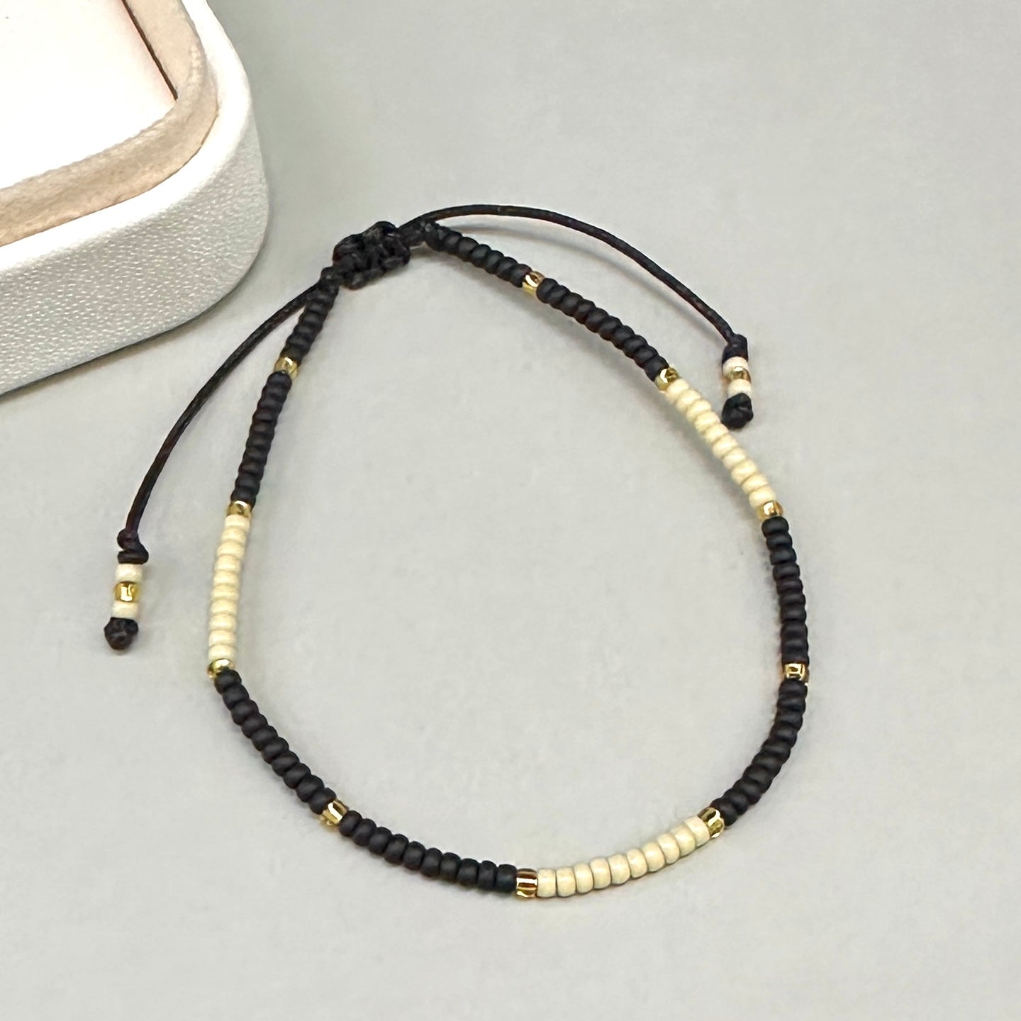 PULSERA MIX CREMA Y NEGRO | LUNAM