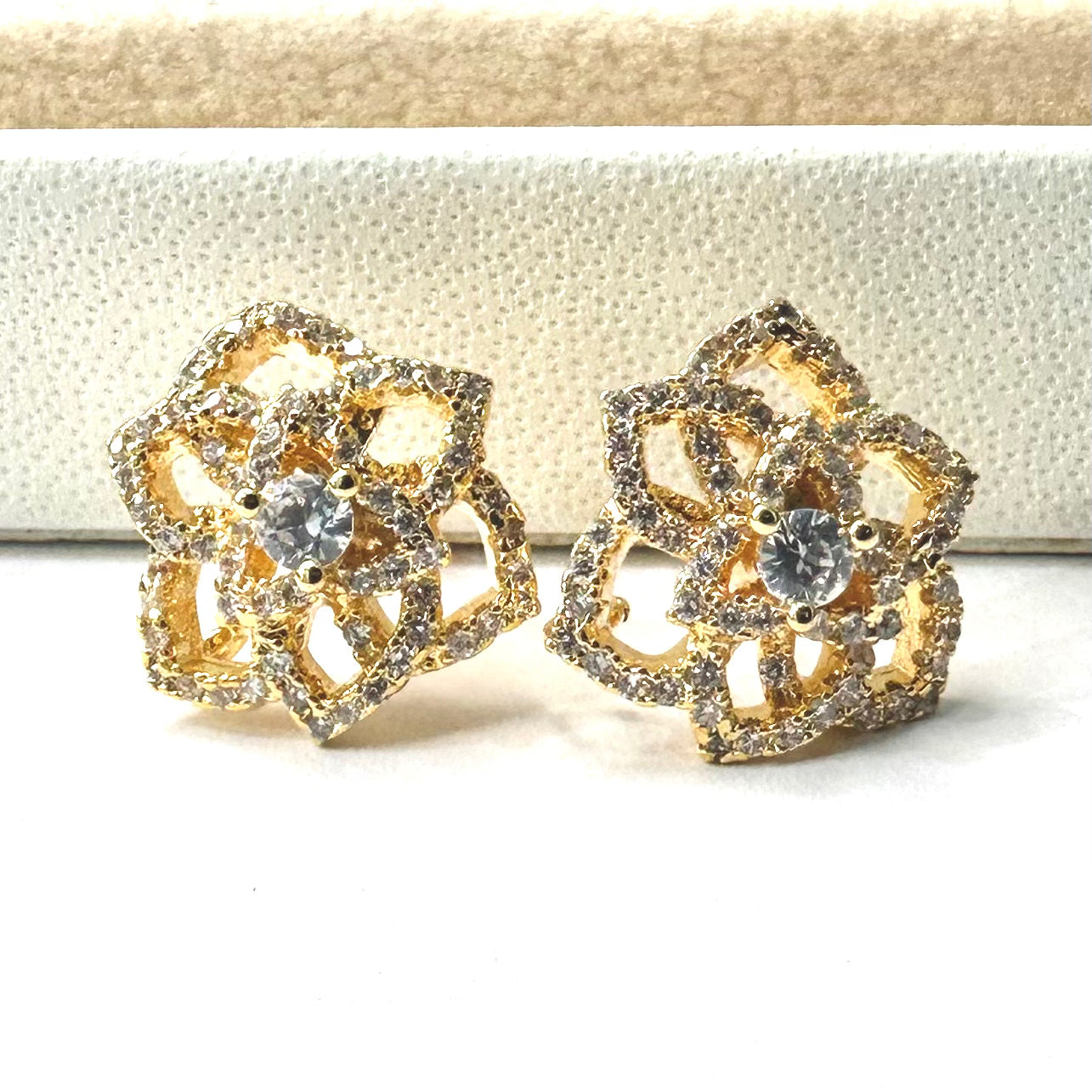 BASE DE ARO | FLOR TRIANGULO | BAÑO ORO 18K Y CIRCON | 15MM