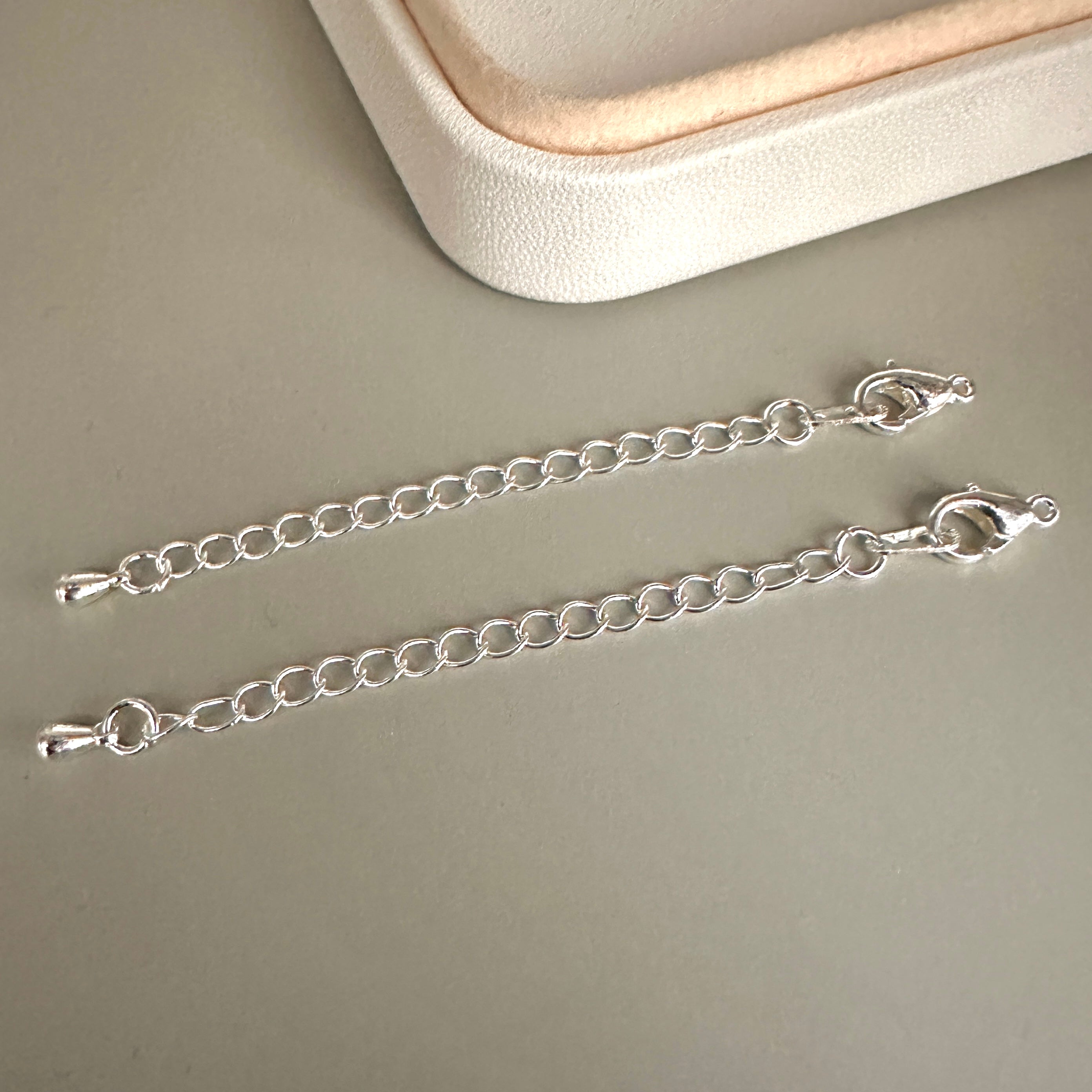 BROCHE CON CADENA DE EXTENSION