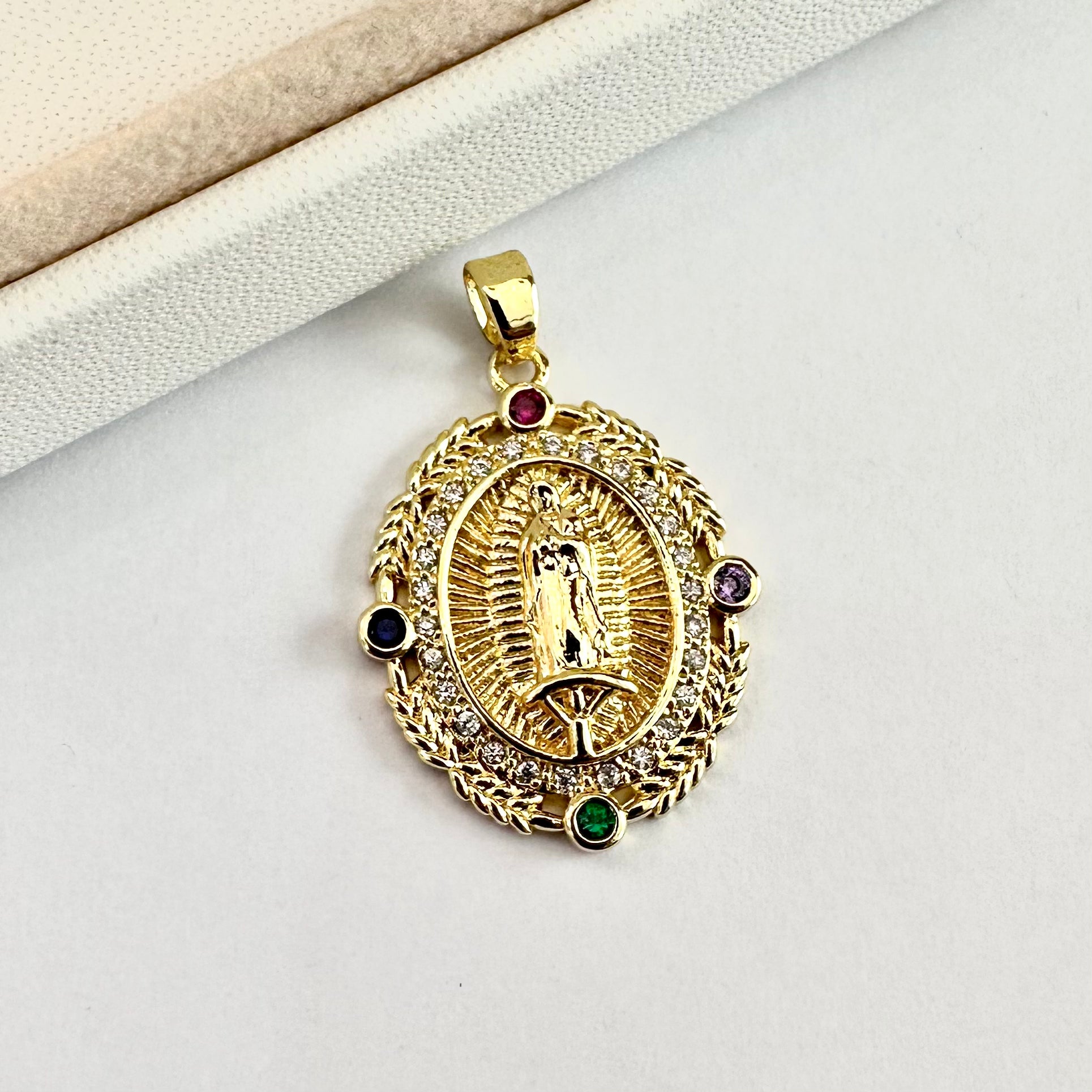 COLGANTE RELIGIOSO | CIRCONITA | BAÑO DE ORO | 30MM