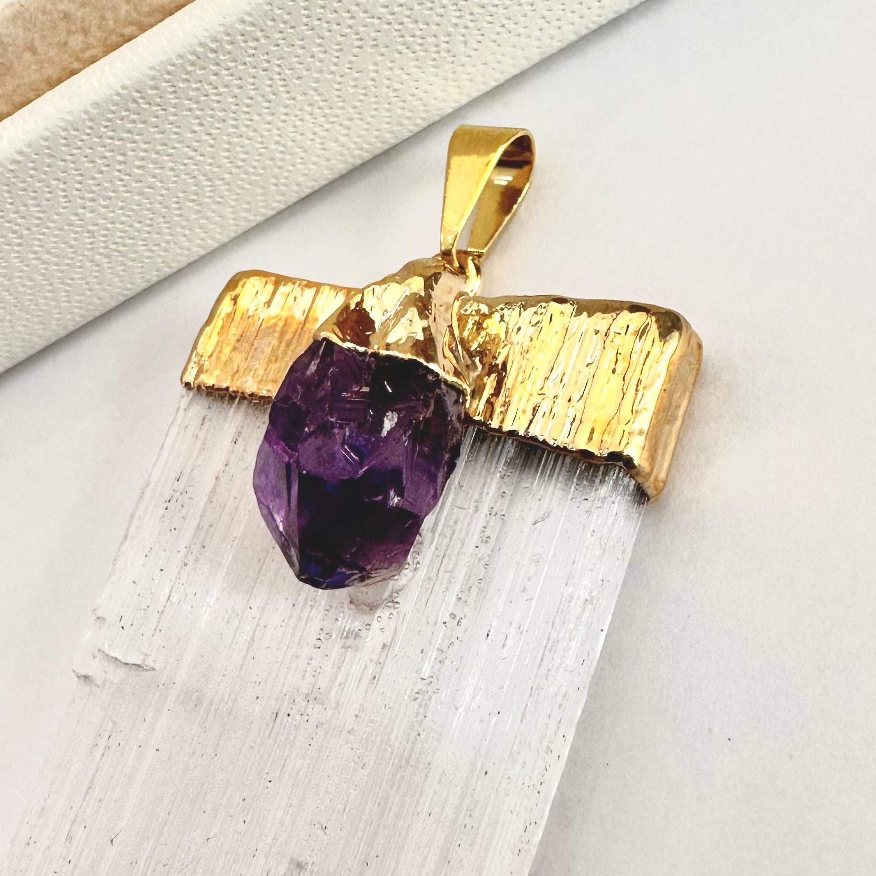 COLGANTE ROCA CUARZO | AMATISTA | DORADO | 50MM