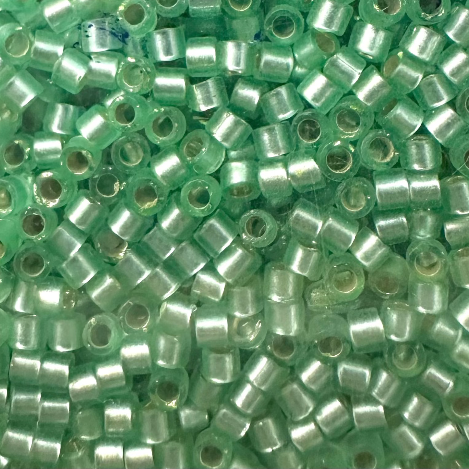 Miyuki Delica Beads 11/0 | 691DB | Silverline verde claro