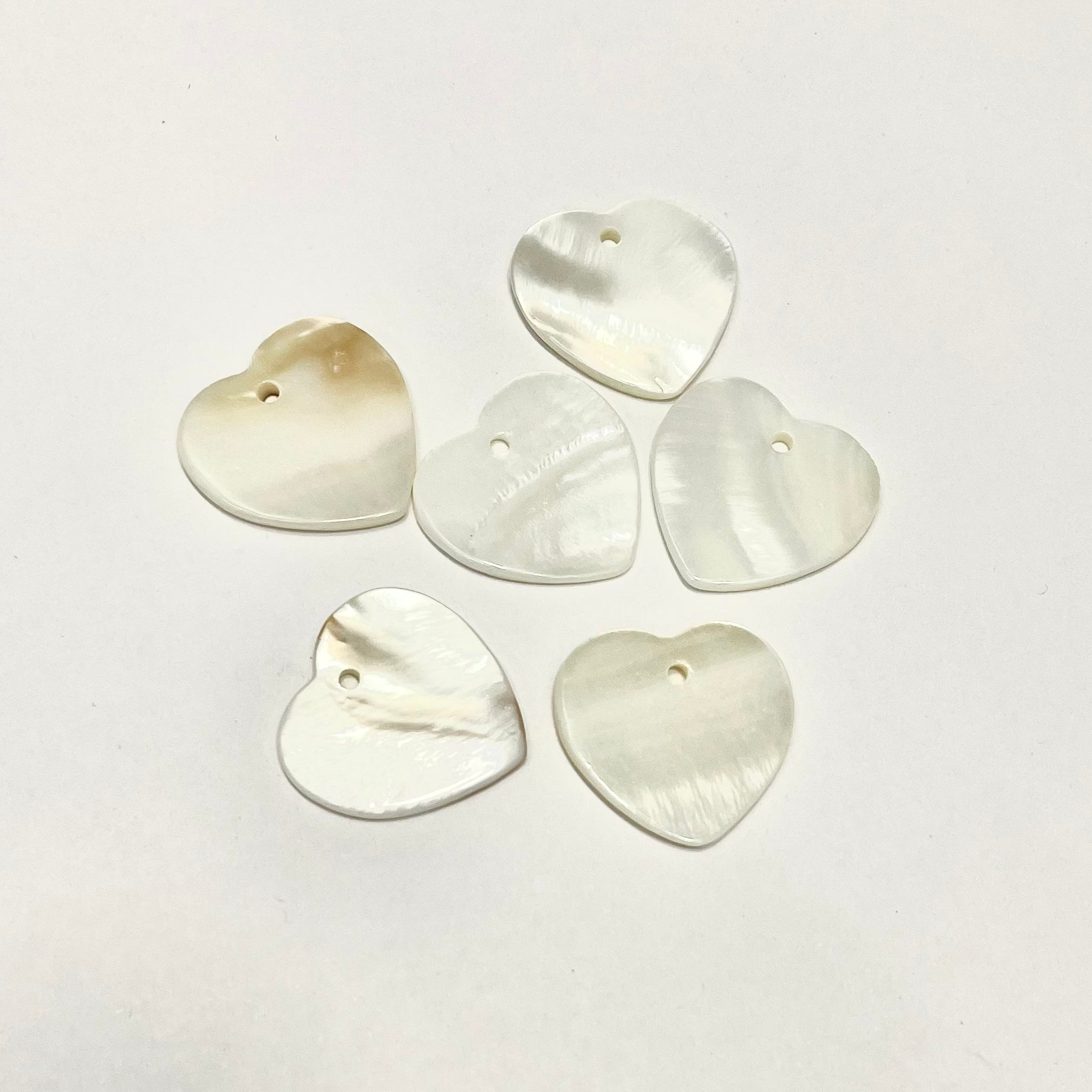 COLGANTE CORAZÓN DE NÁCAR BLANCO | 20MM | 6U