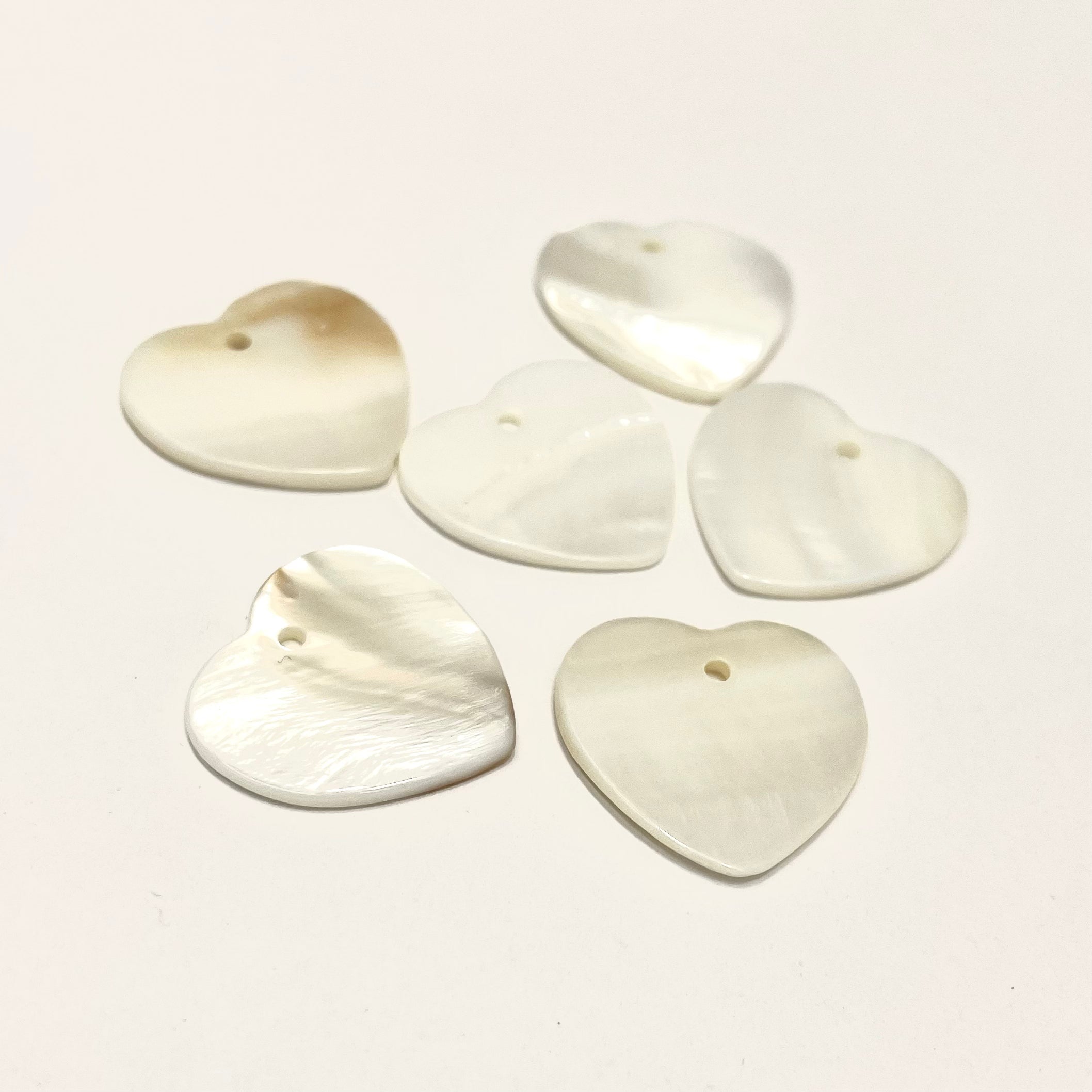 COLGANTE CORAZÓN DE NÁCAR BLANCO | 20MM | 6U