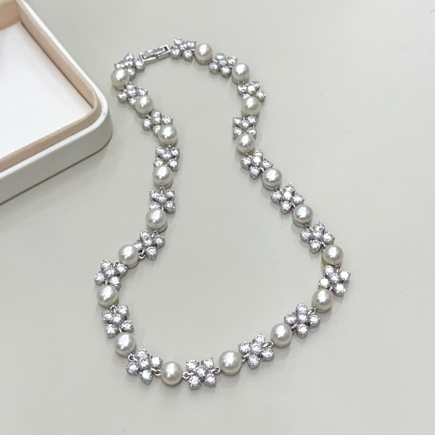 COLLAR | FLOR Y PERLAS