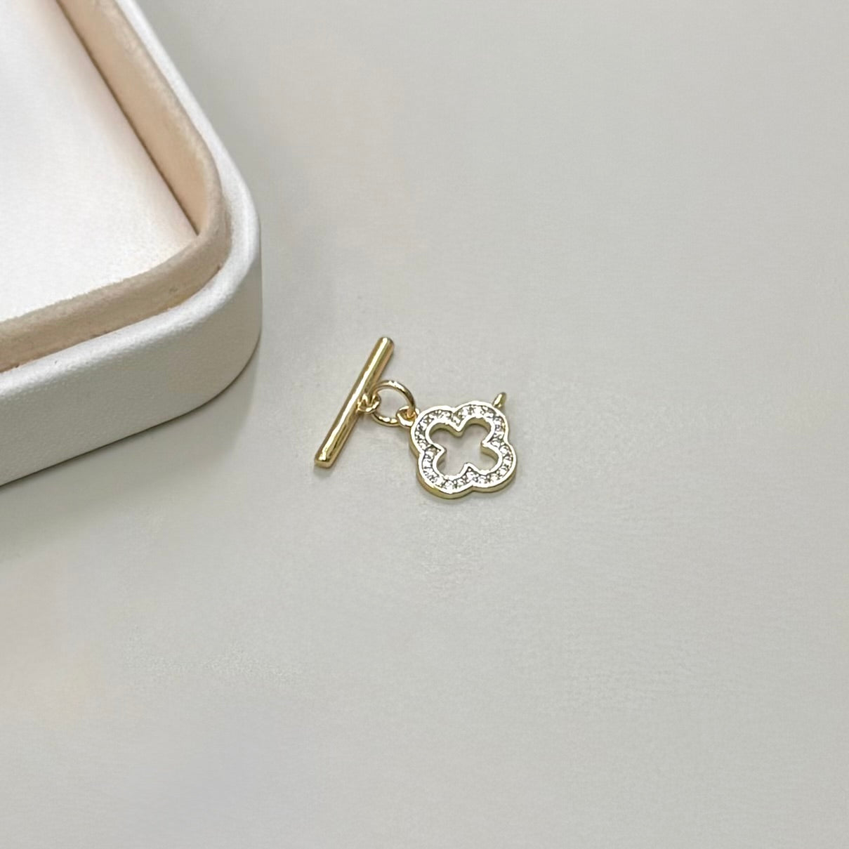 BROCHE OT | FLOR CON STRASS | BAÑO DE ORO