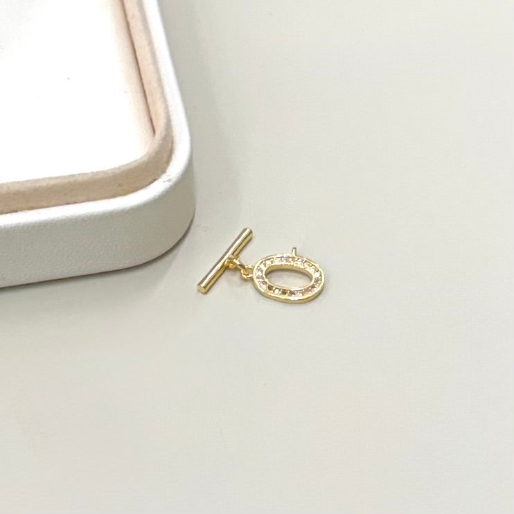 BROCHE OT | OVALO CON STRASS | BAÑO DE ORO