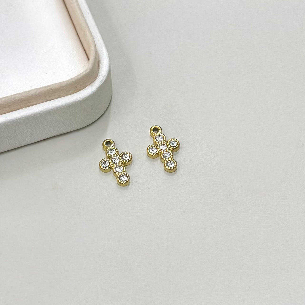 COLGANTE RELIGIOSO | CRUZ | BAÑO DE ORO Y SEIS CIRCONES