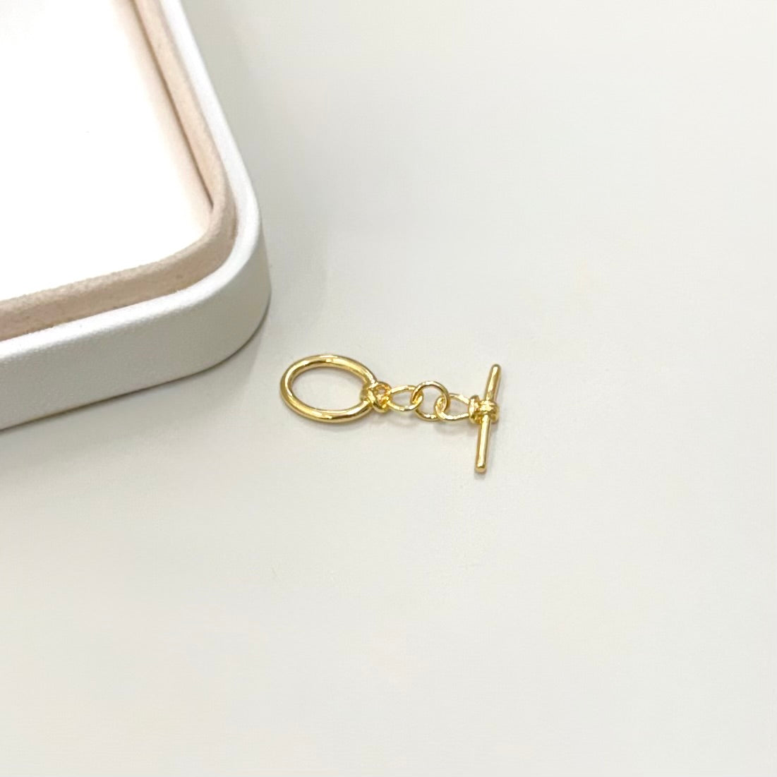 BROCHE OT | OVALADO | BAÑO DE ORO