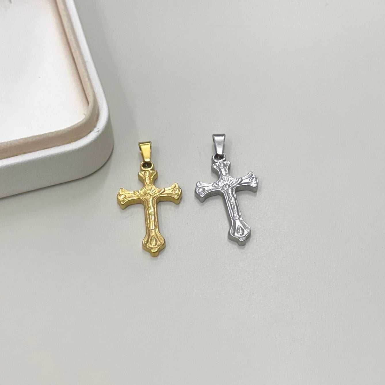 COLGANTE RELIGIOSO | CRUZ TALLADA