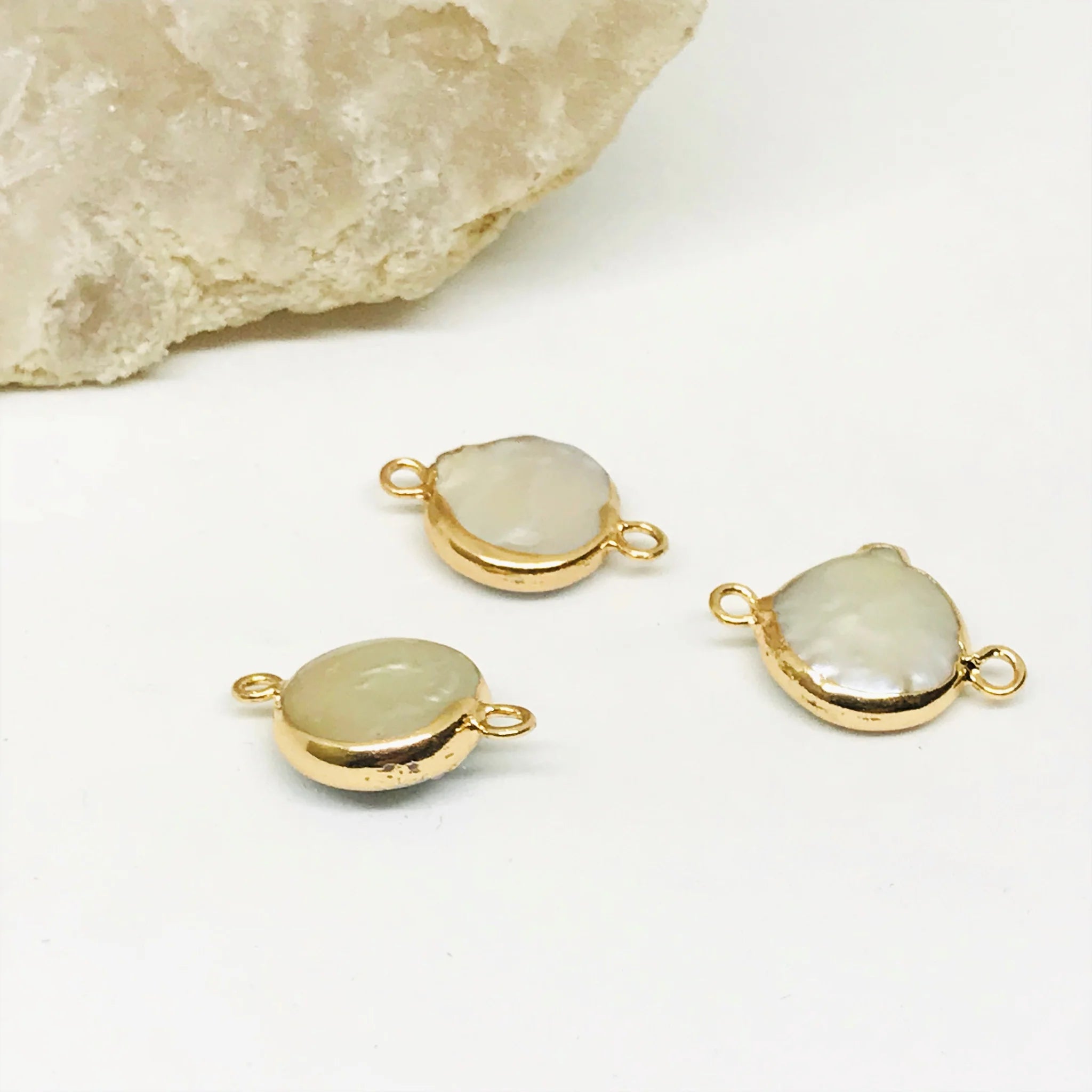 CONECTOR DE PIEDRA | BORDE DORADO | 25MM | REDONDO