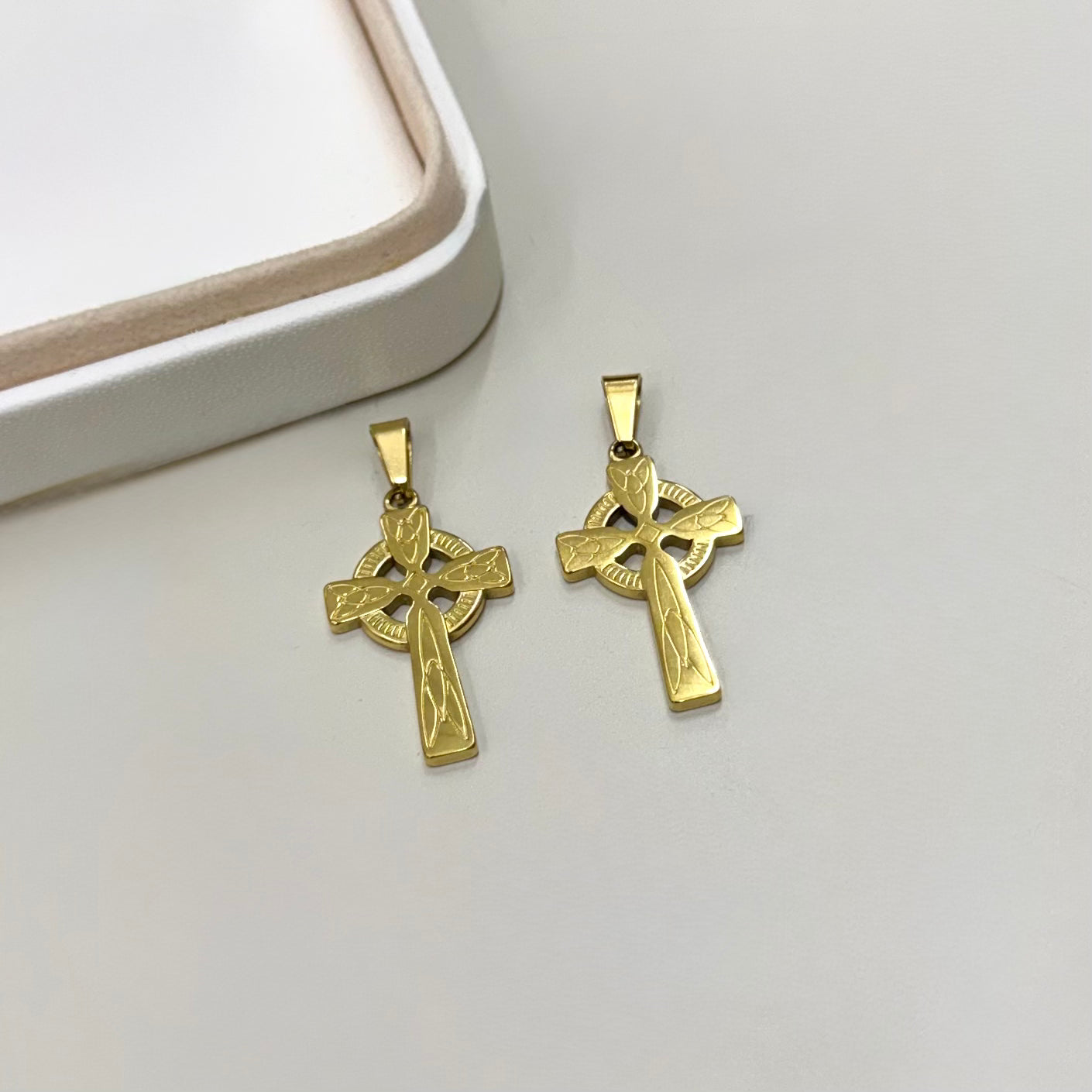 COLGANTE RELIGIOSO | CRUZ DISEÑO Y CIRCULO | BAÑO DE ORO