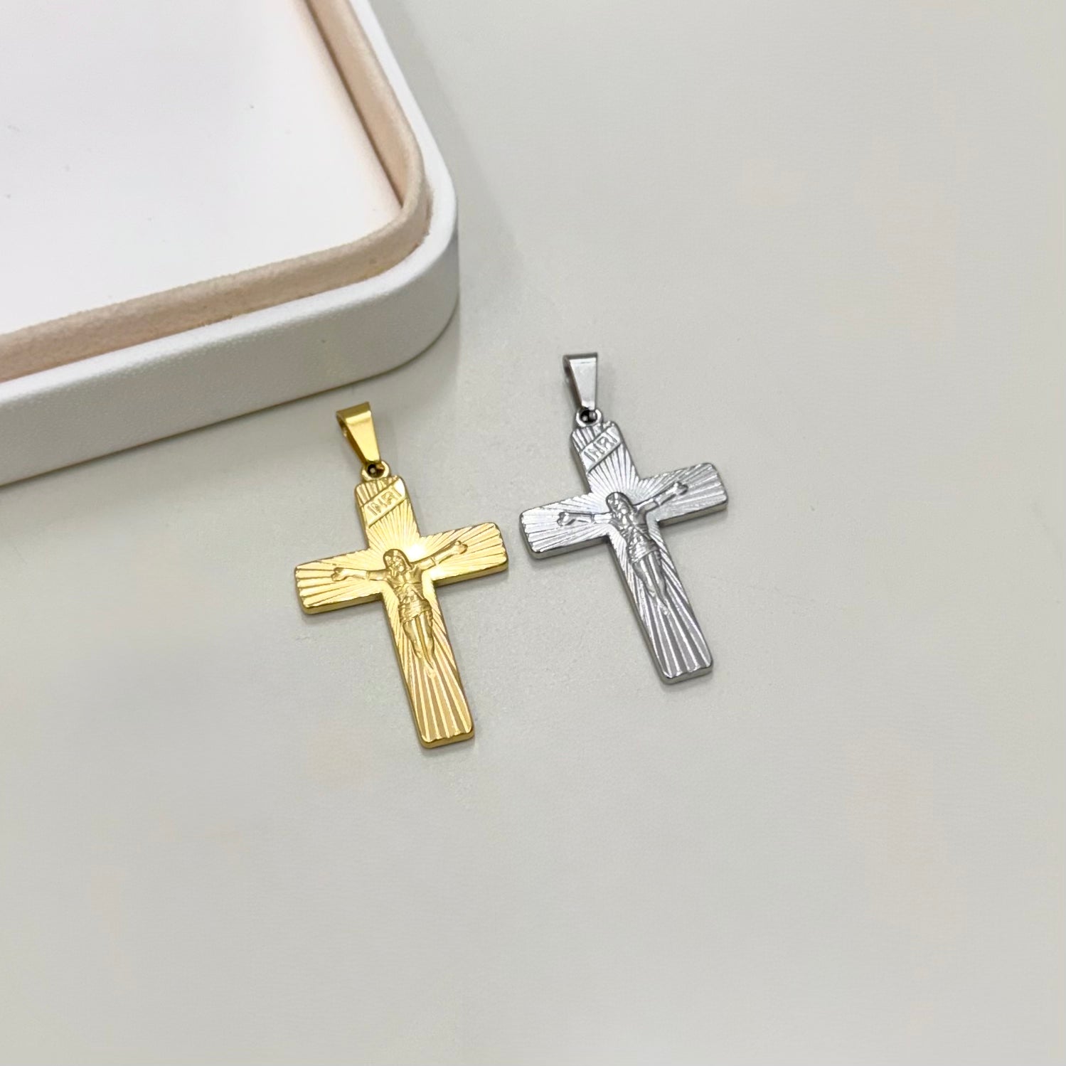 COLGANTE RELIGIOSO | CRUZ CON JESUS | BAÑO DE ORO