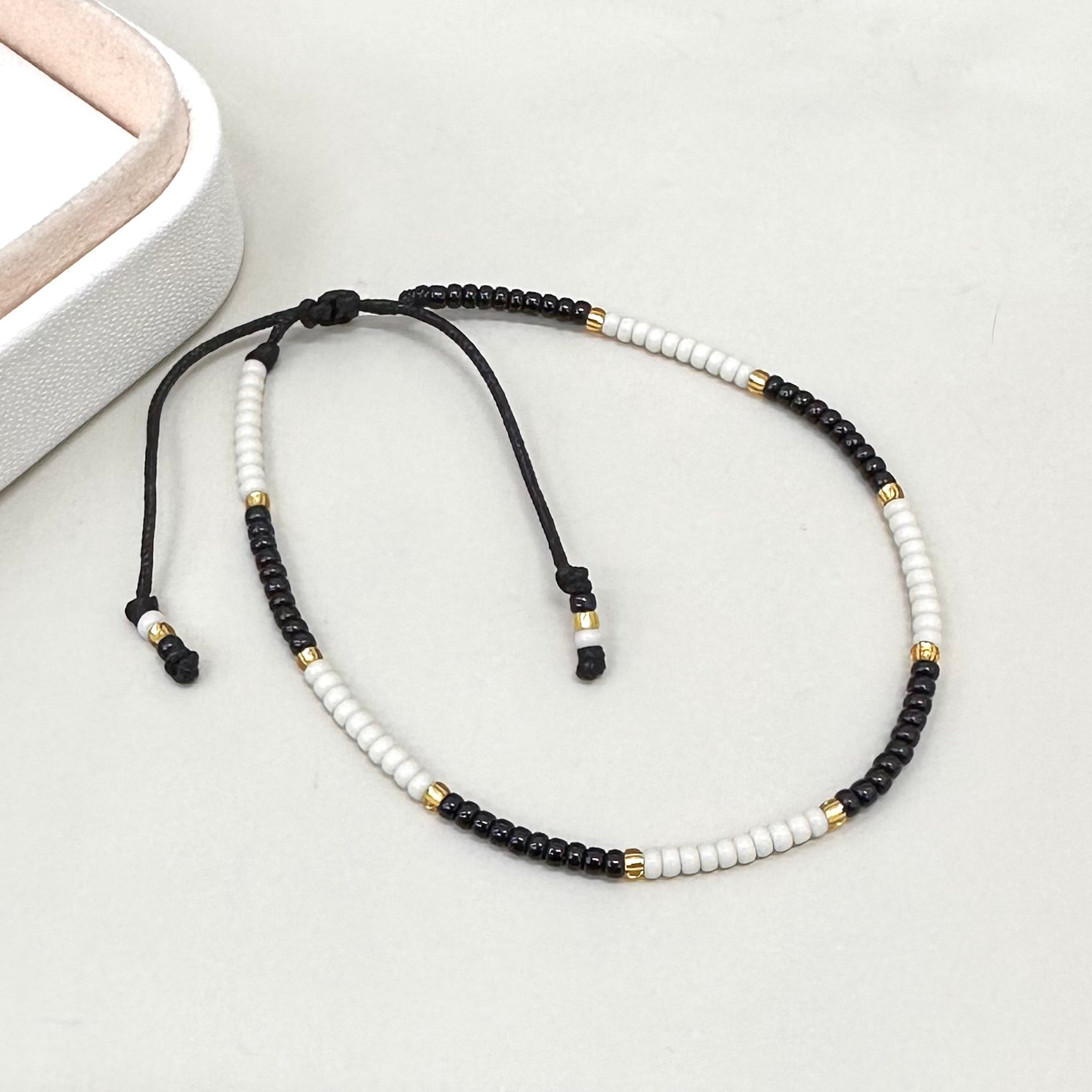 PULSERA MIX CREMA Y NEGRO  | LUNAM