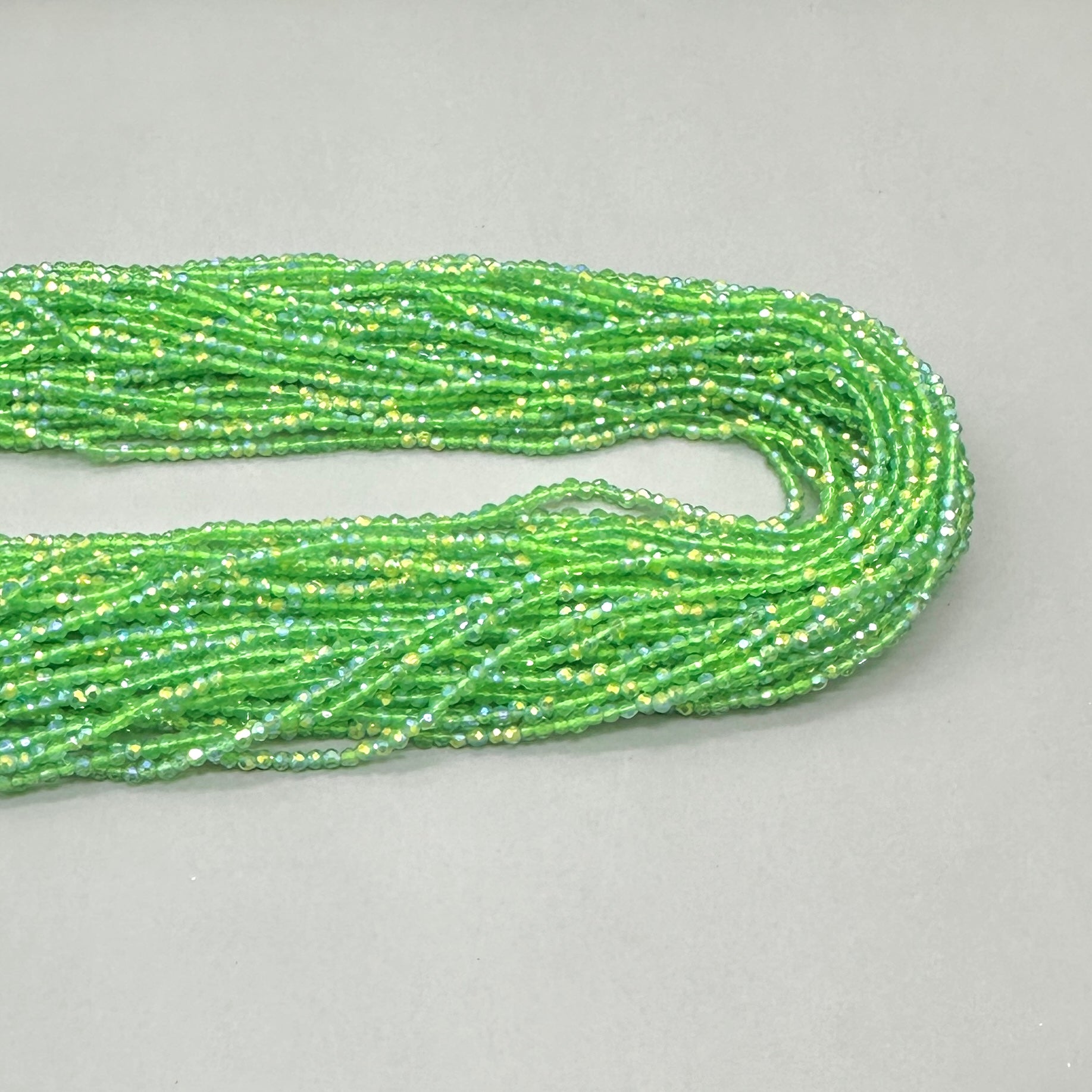 CRISTALES MINERALES FACETADO | VERDE CLARO TRASLUCIDO TORNASOL