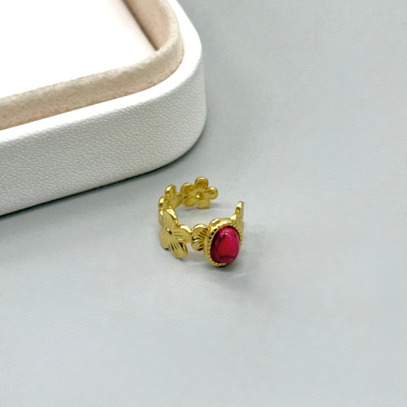 EAR CUFF FLORES DORADAS CON PIEDRA ROJA| BAÑO DE ORO 18K
